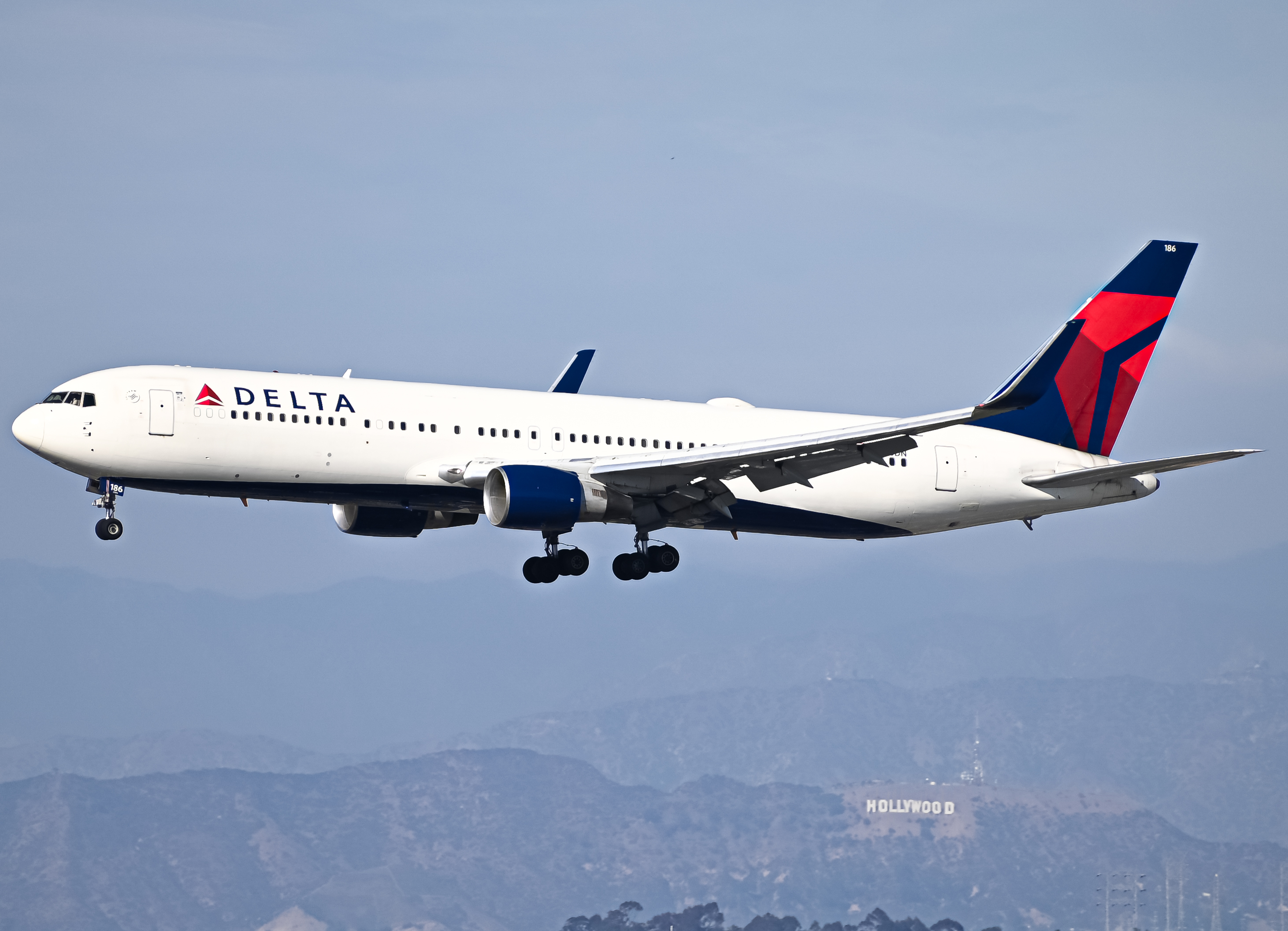 Full size: Delta Airlines Boeing 767-300ER N186DN at Los Angeles International Airport