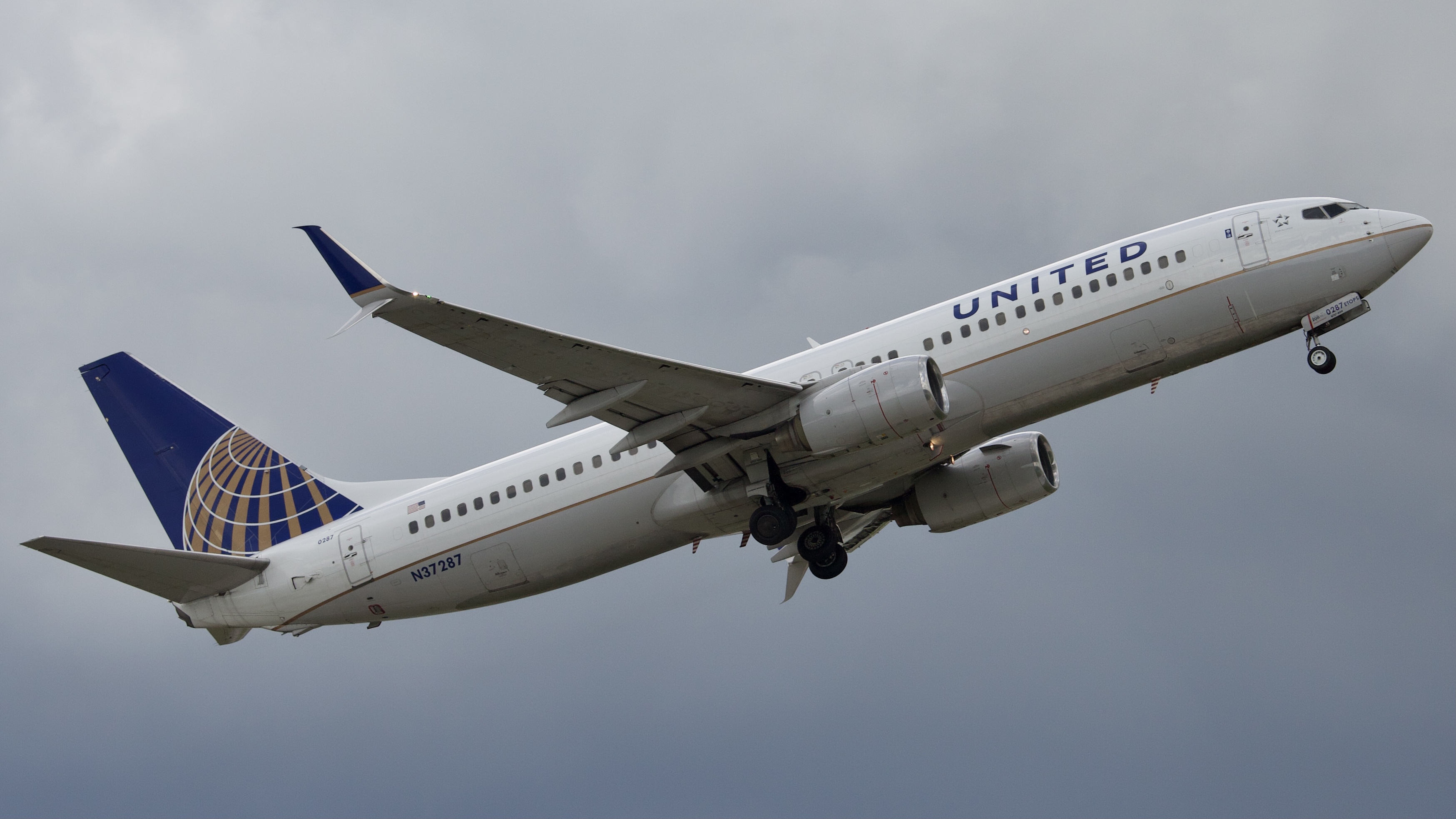 Full size: United Airlines Boeing 737-800 N37287 at Houston-George Bush Intercontinental Airport