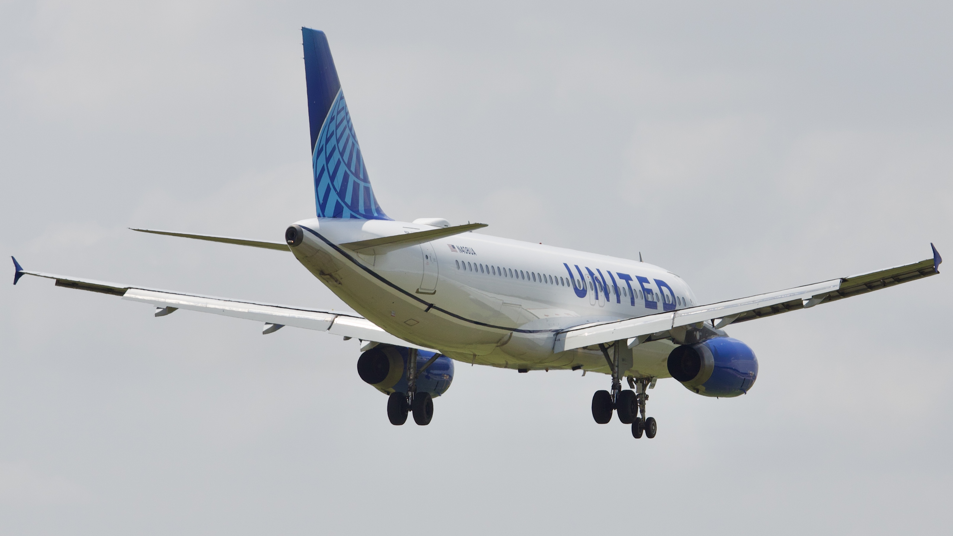 Full size: United Airlines Airbus A320 N408UA at Houston-George Bush Intercontinental Airport