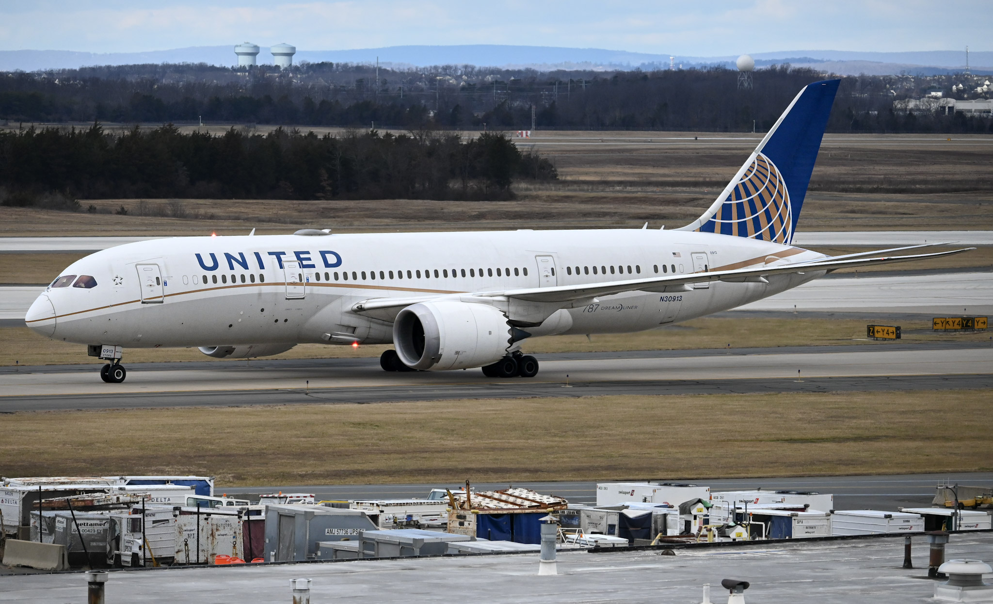 Full size: United Airlines Boeing 787-8 N30913 at Washington Dulles International Airport