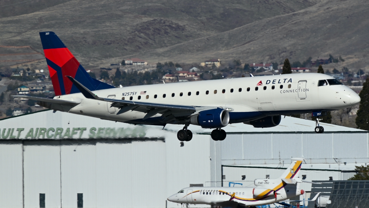 Full size: Delta Connection Embraer E175 N257SY at Reno/Tahoe International Airport
