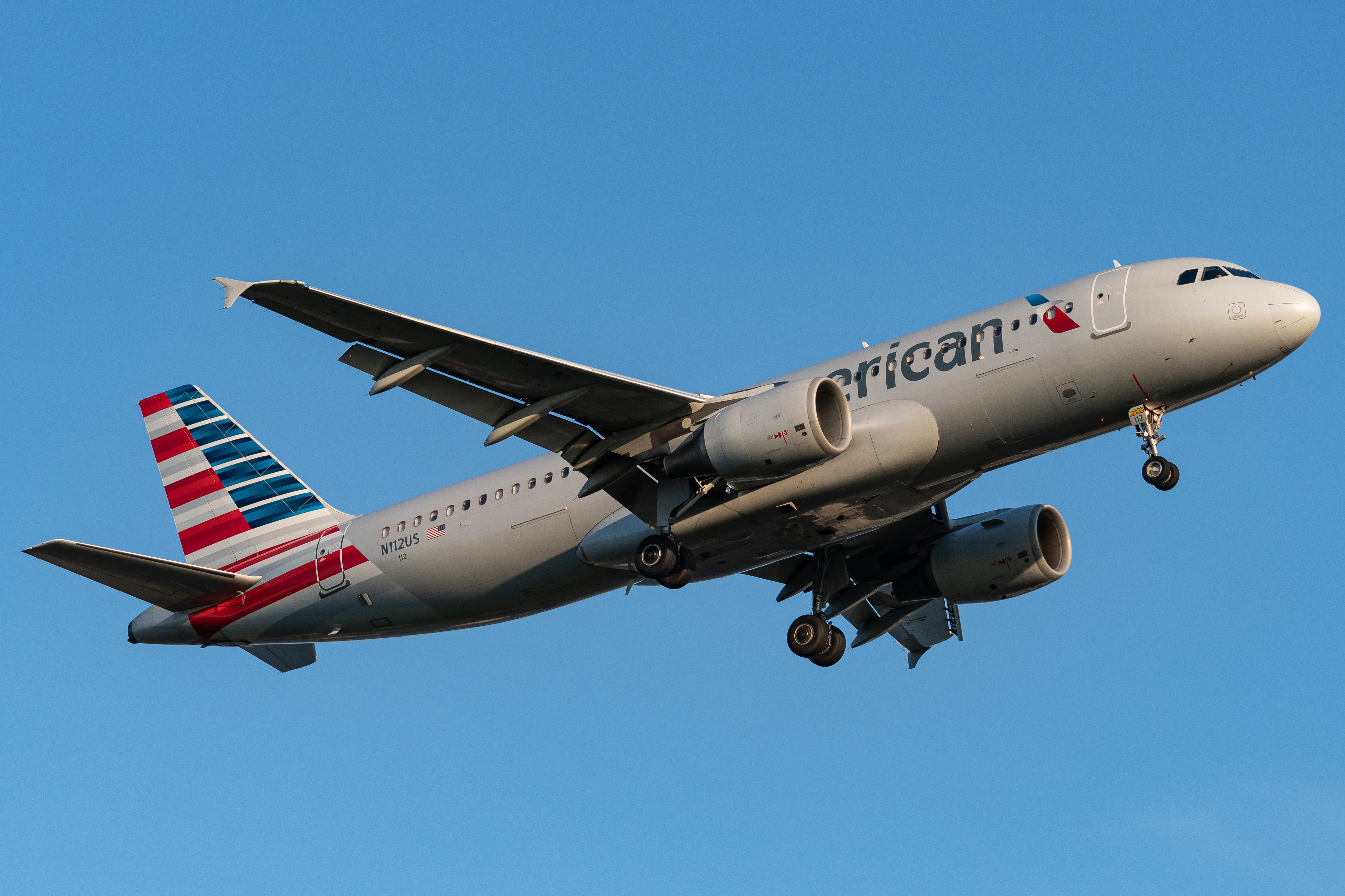 Full size: American Airlines Airbus A320 N112US at Philadelphia International Airport