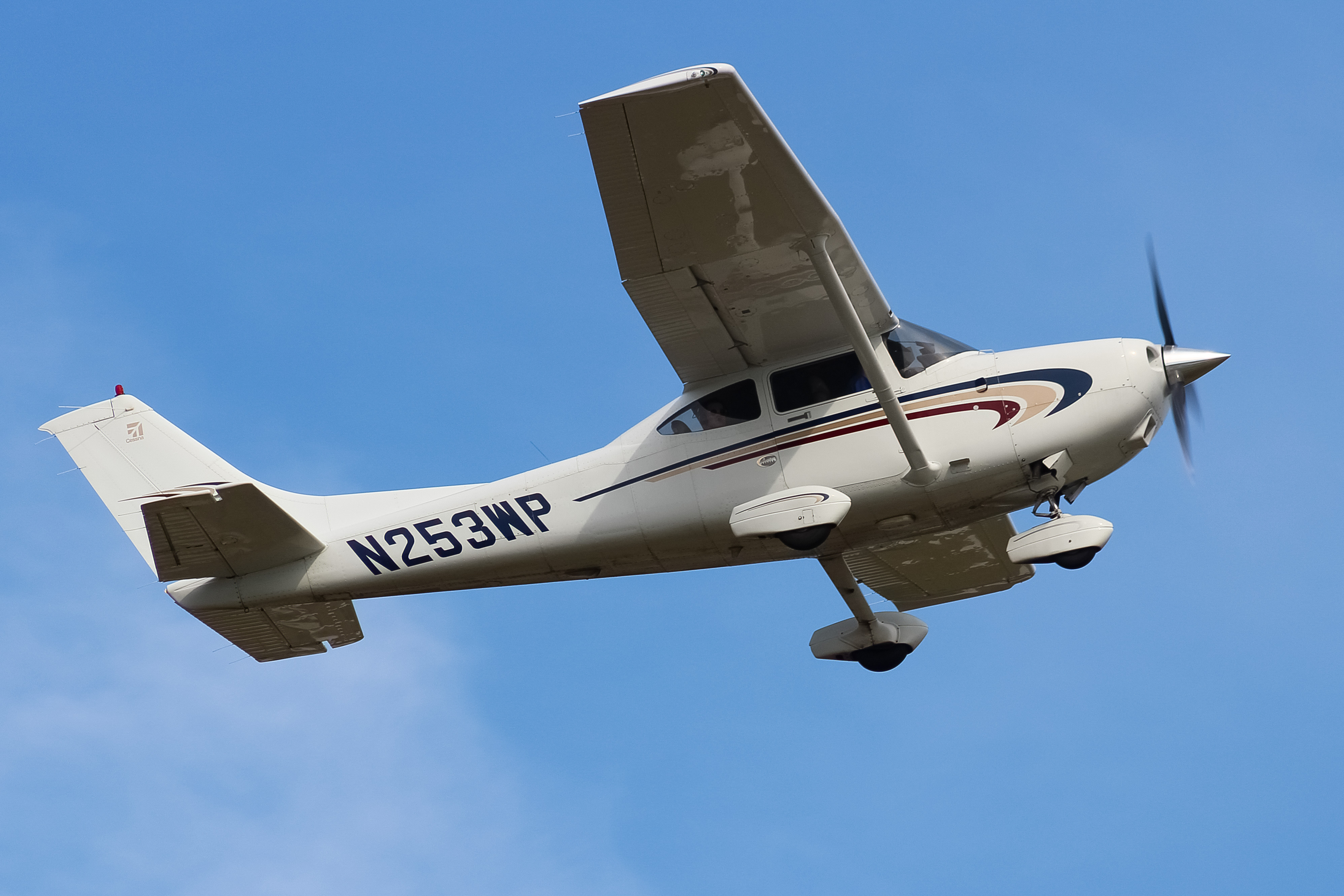 Full size: PRIVATE  Cessna 182 Skylane N253WP at Clermont County Airport