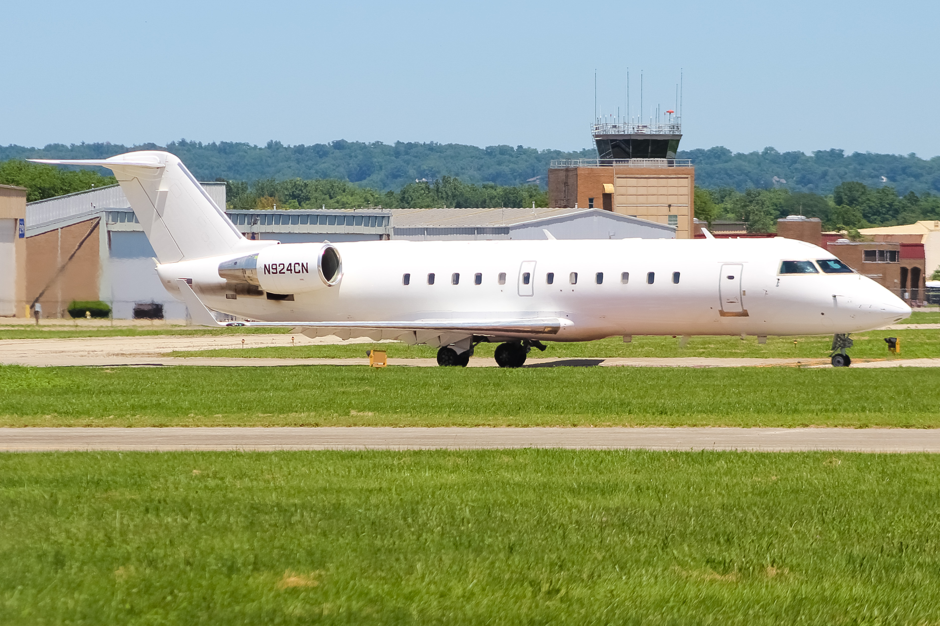 Full size: Contour Aviation Mitsubishi CRJ-200 N924CN at Cincinnati Municipal Airport/Lunken Field