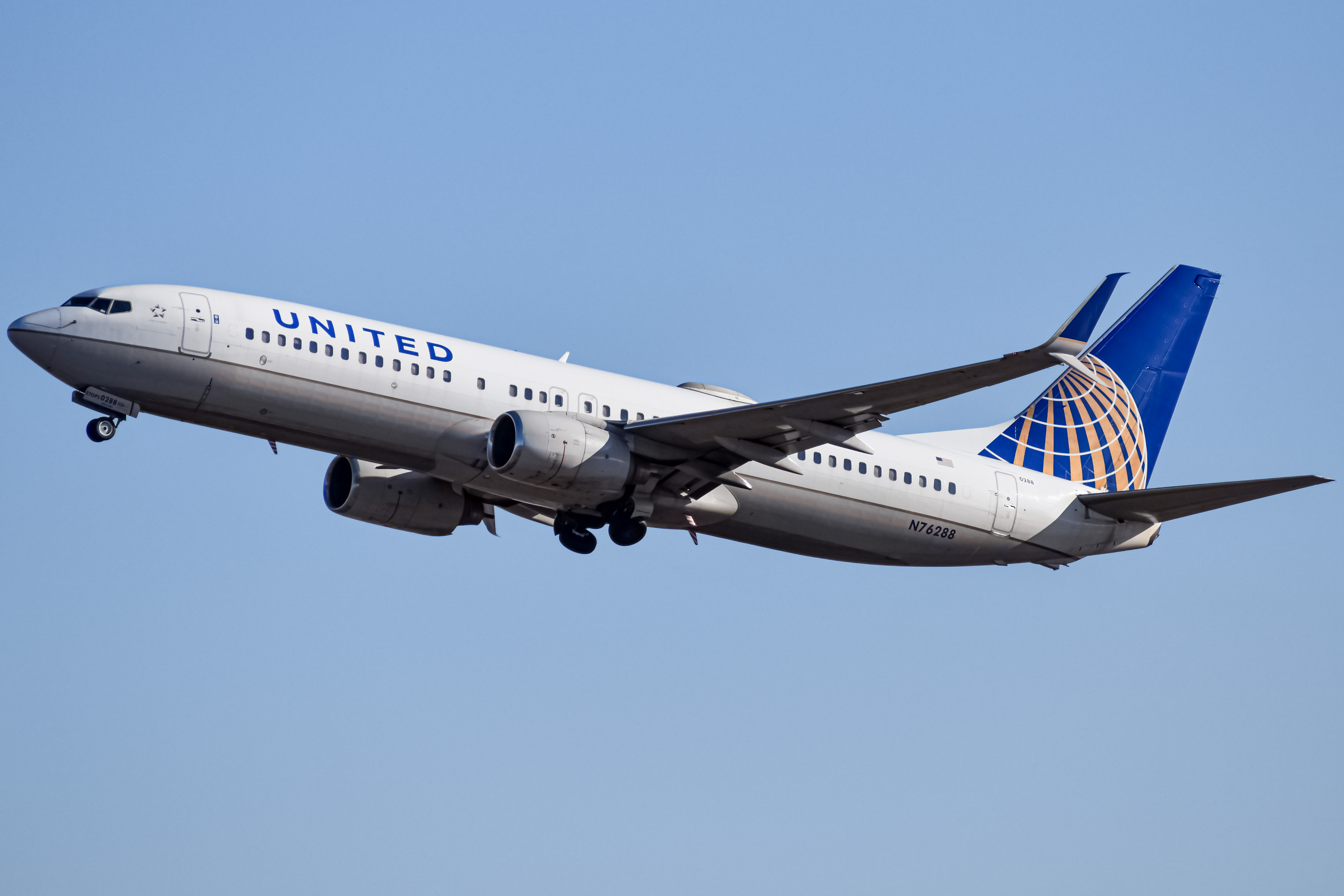 Full size: United Airlines Boeing 737-800 N76288 at Denver International Airport
