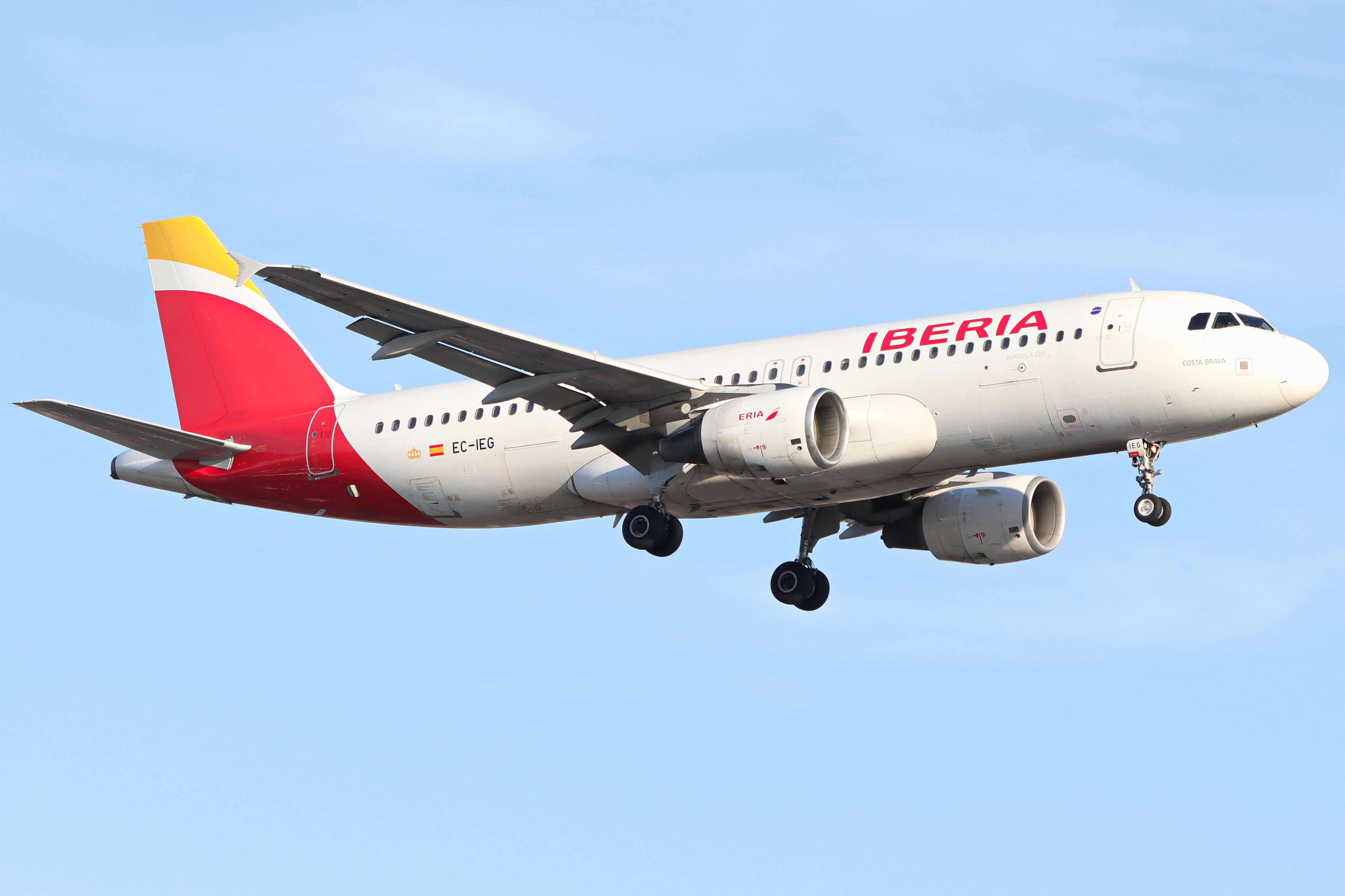 Full size: Iberia Airbus A320 EC-IEG at London Heathrow International Airport