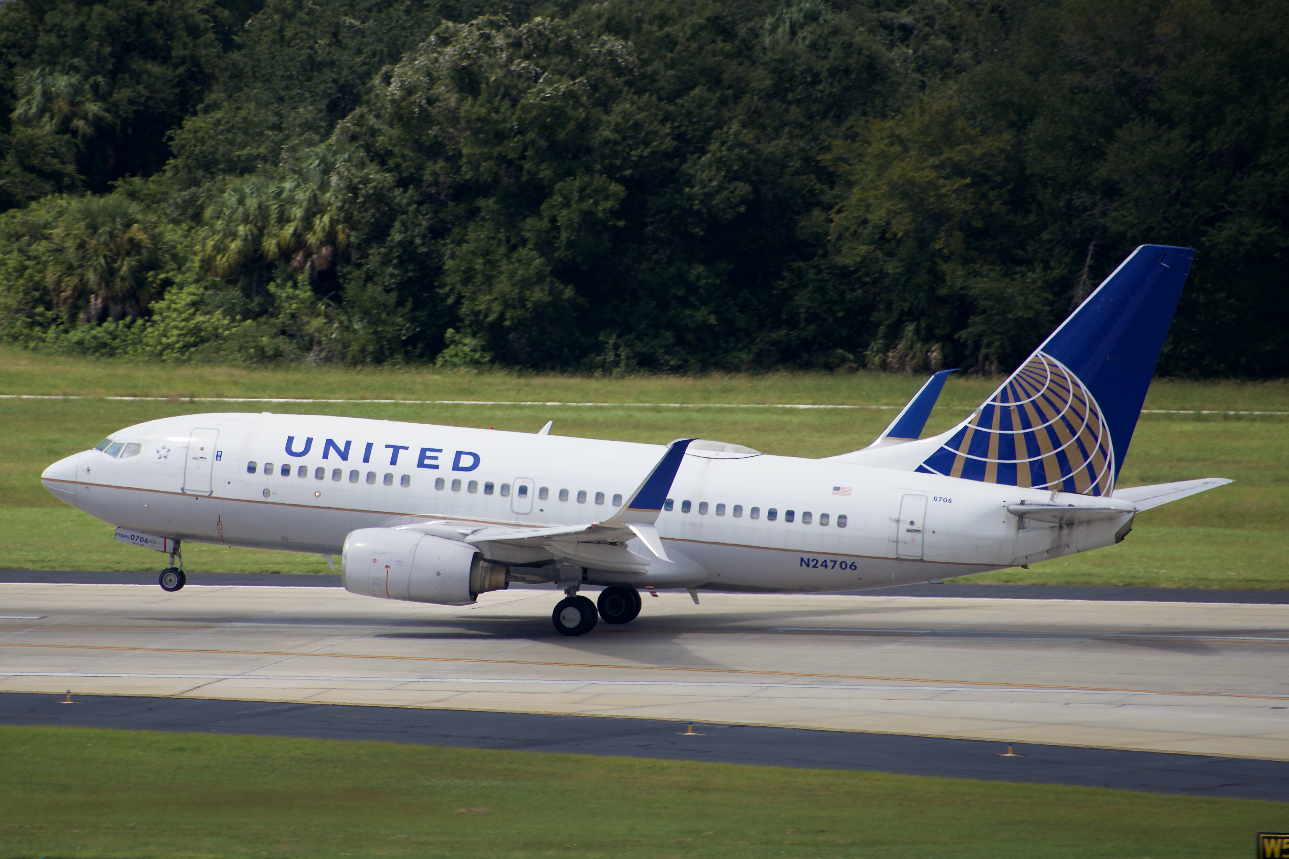 Full size: United Airlines Boeing 737-700 N24706 at Tampa International Airport