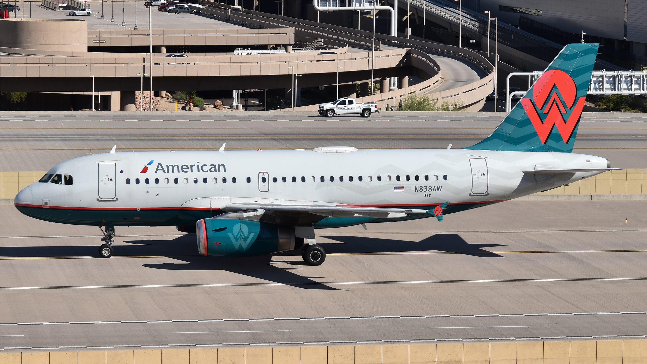 Full size: American Airlines Airbus A319 N838AW at Phoenix Sky Harbor International Airport