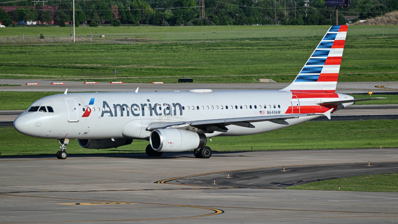 Full size: American Airlines Airbus A320 N649AW at Will Rogers World Airport