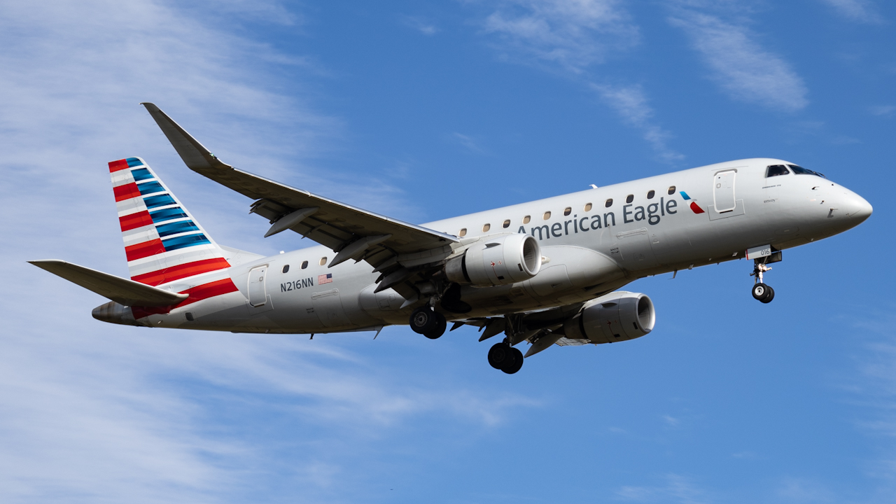 Full size: American Eagle Embraer E175 N216NN at Tampa International Airport