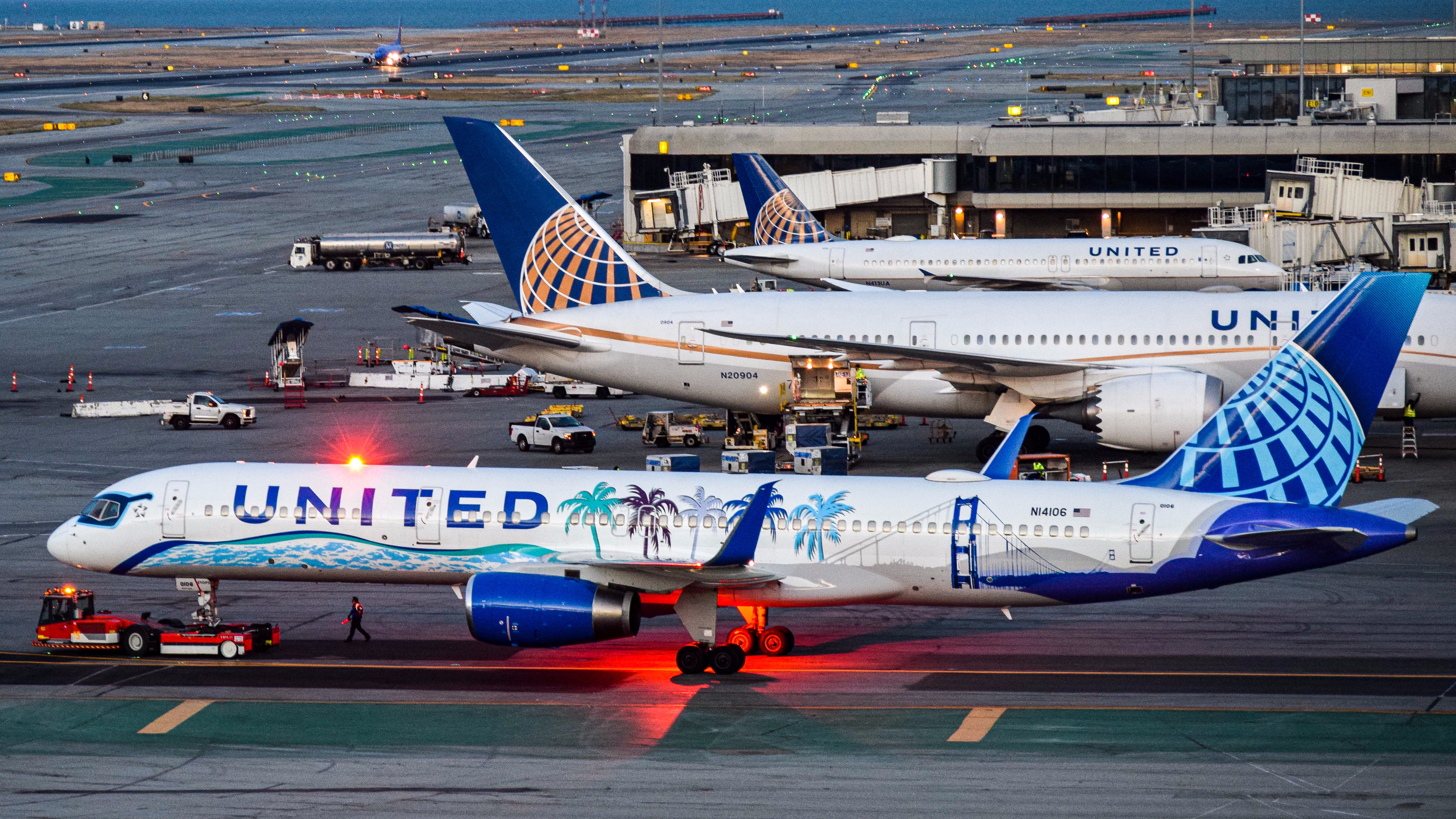 Full size: United Airlines Boeing 757-200 N14106 at San Francisco International Airport