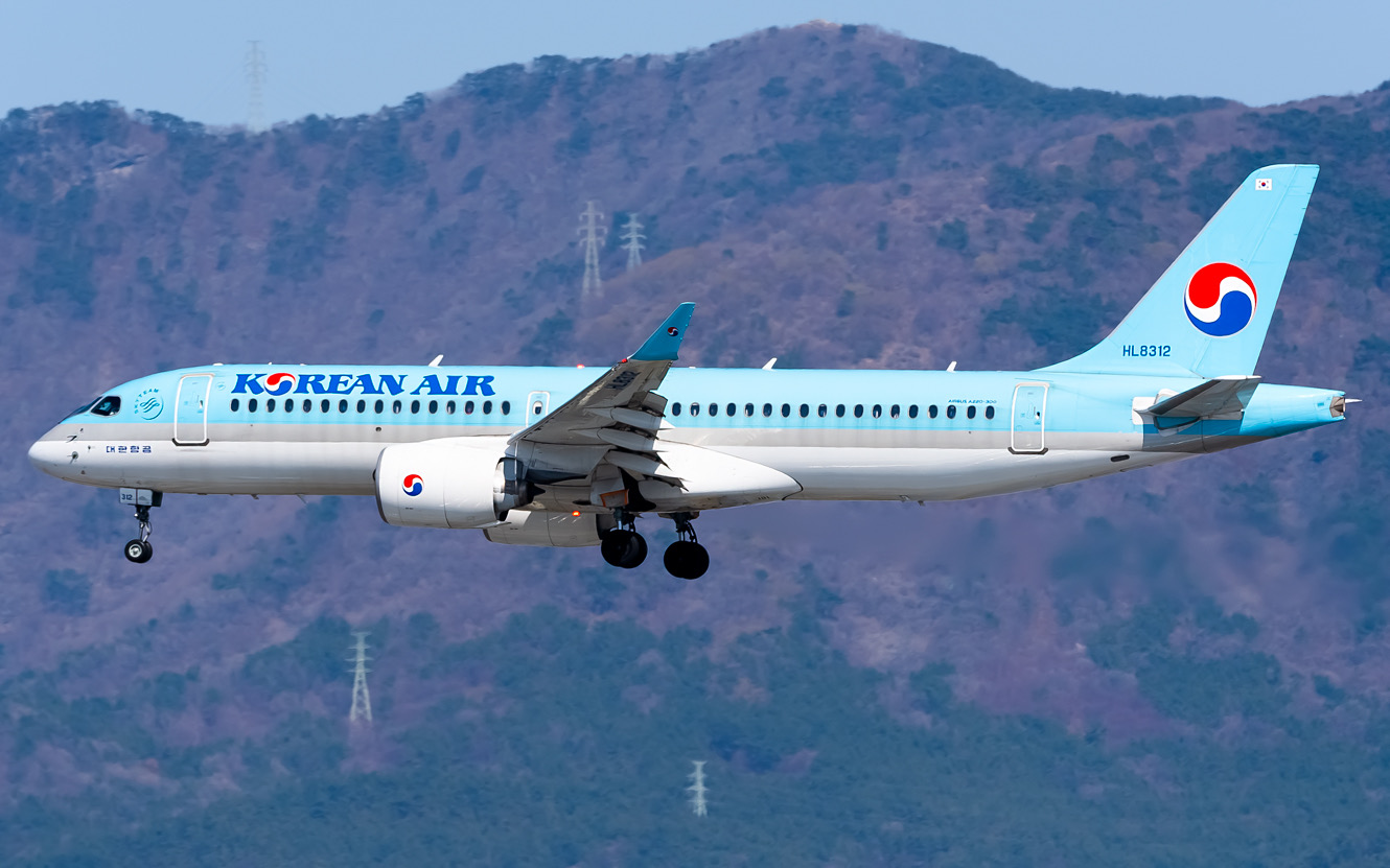 Full size: Korean Air Airbus A220-300 HL8312 at Gimhae International Airport