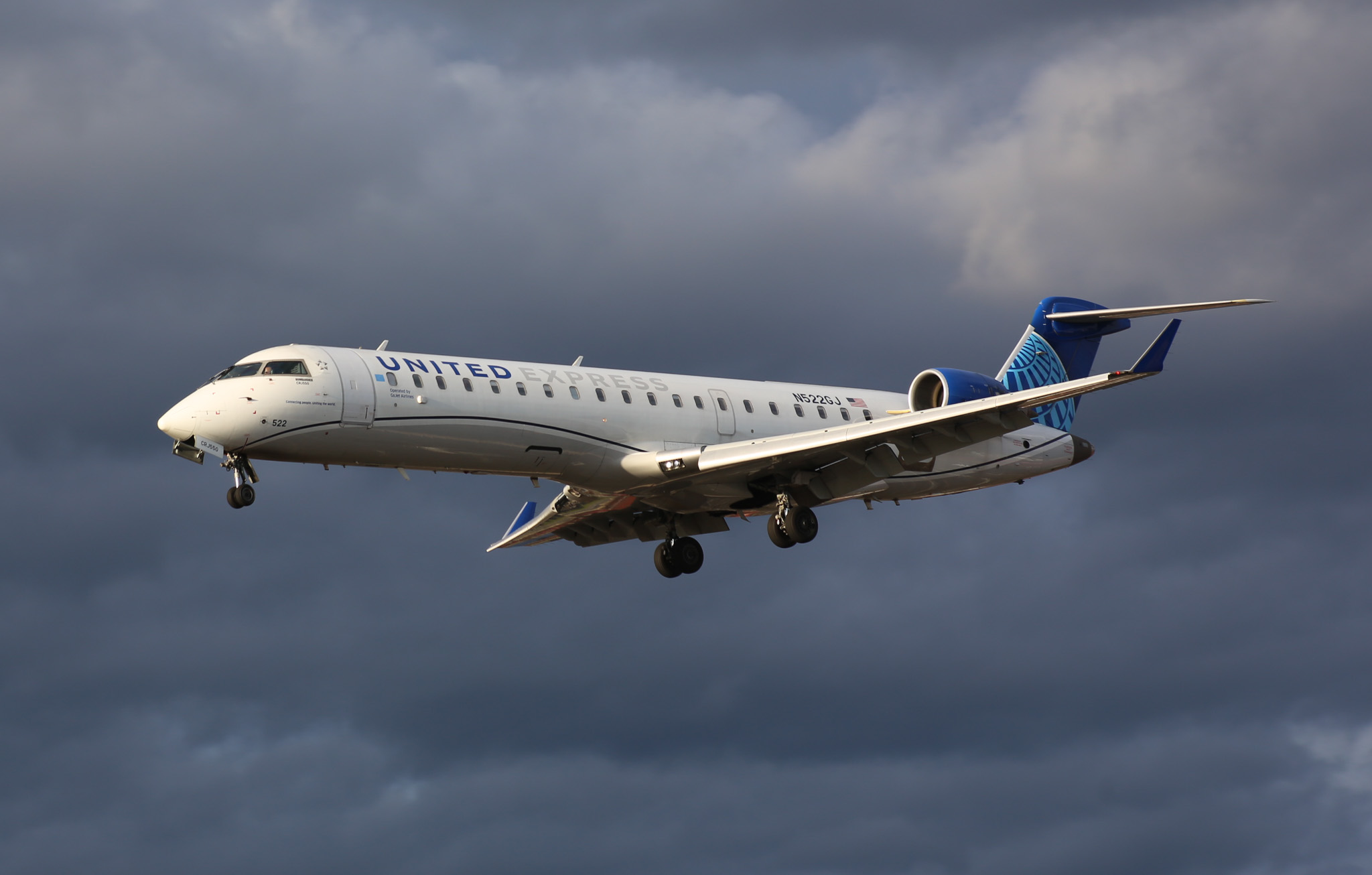 Full size: United Airlines Mitsubishi CRJ-550 N522GJ at Newark Liberty International Airport