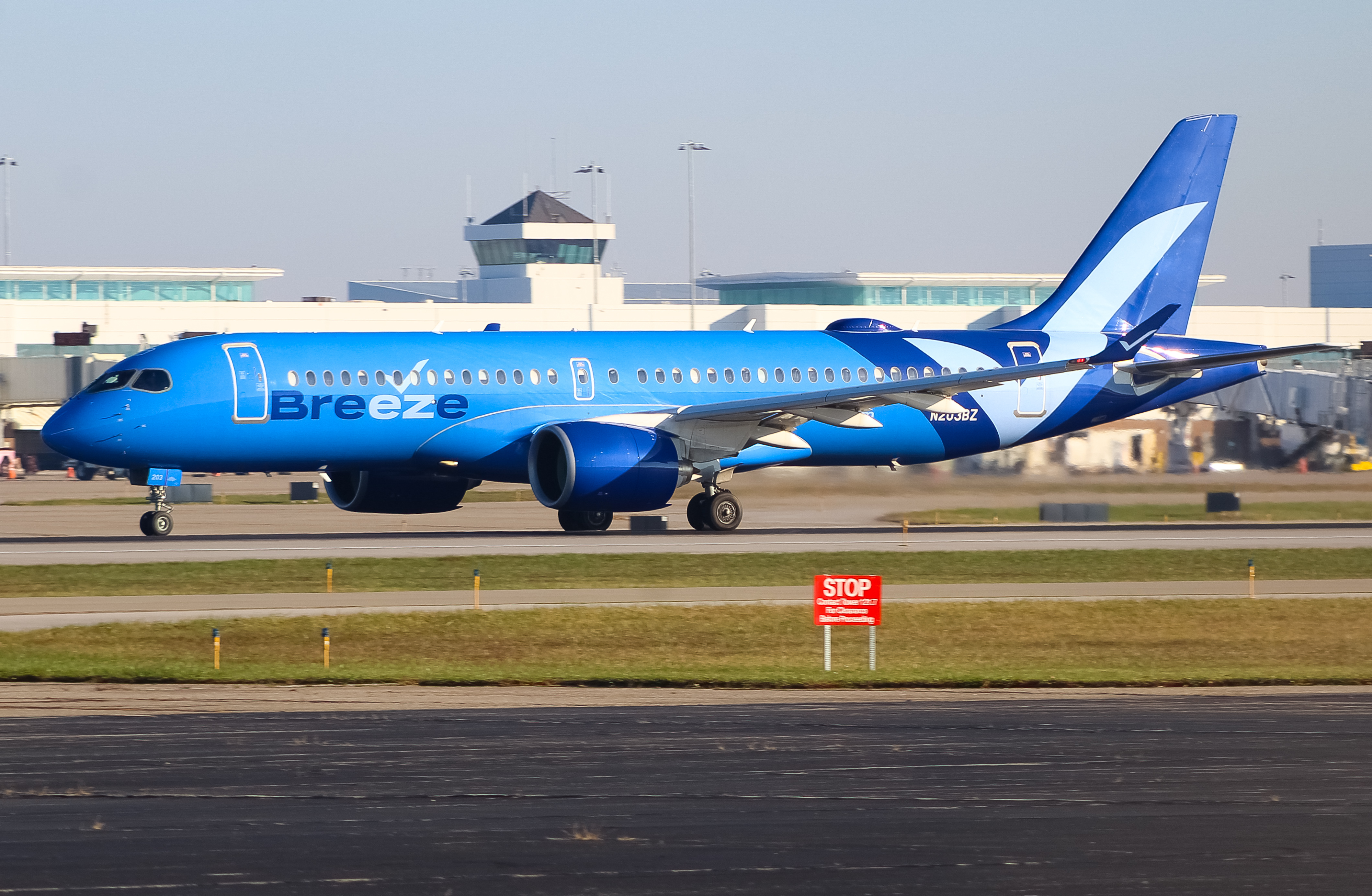 Full size: Breeze Airways Airbus A220-300 N203BZ at Cincinnati/Northern Kentucky International Airport