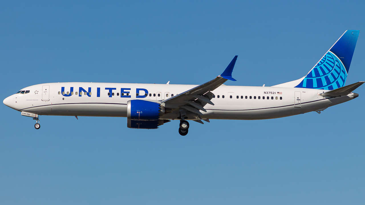 Full size: United Airlines Boeing 737 MAX 9 N37521 at Los Angeles International Airport