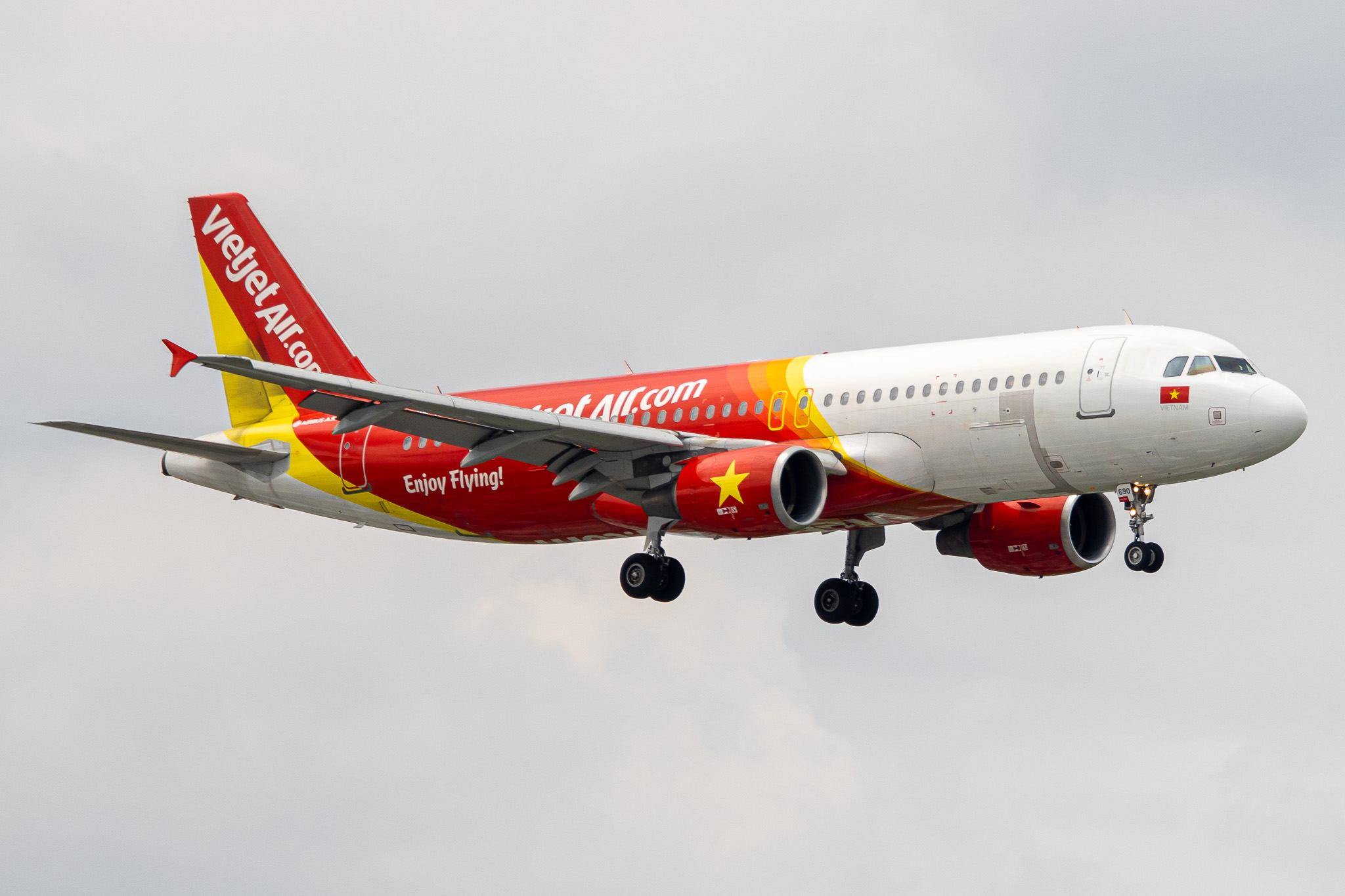 Full size: VietJet Air Airbus A320 VN-A690 at Tan Son Nhat International Airport