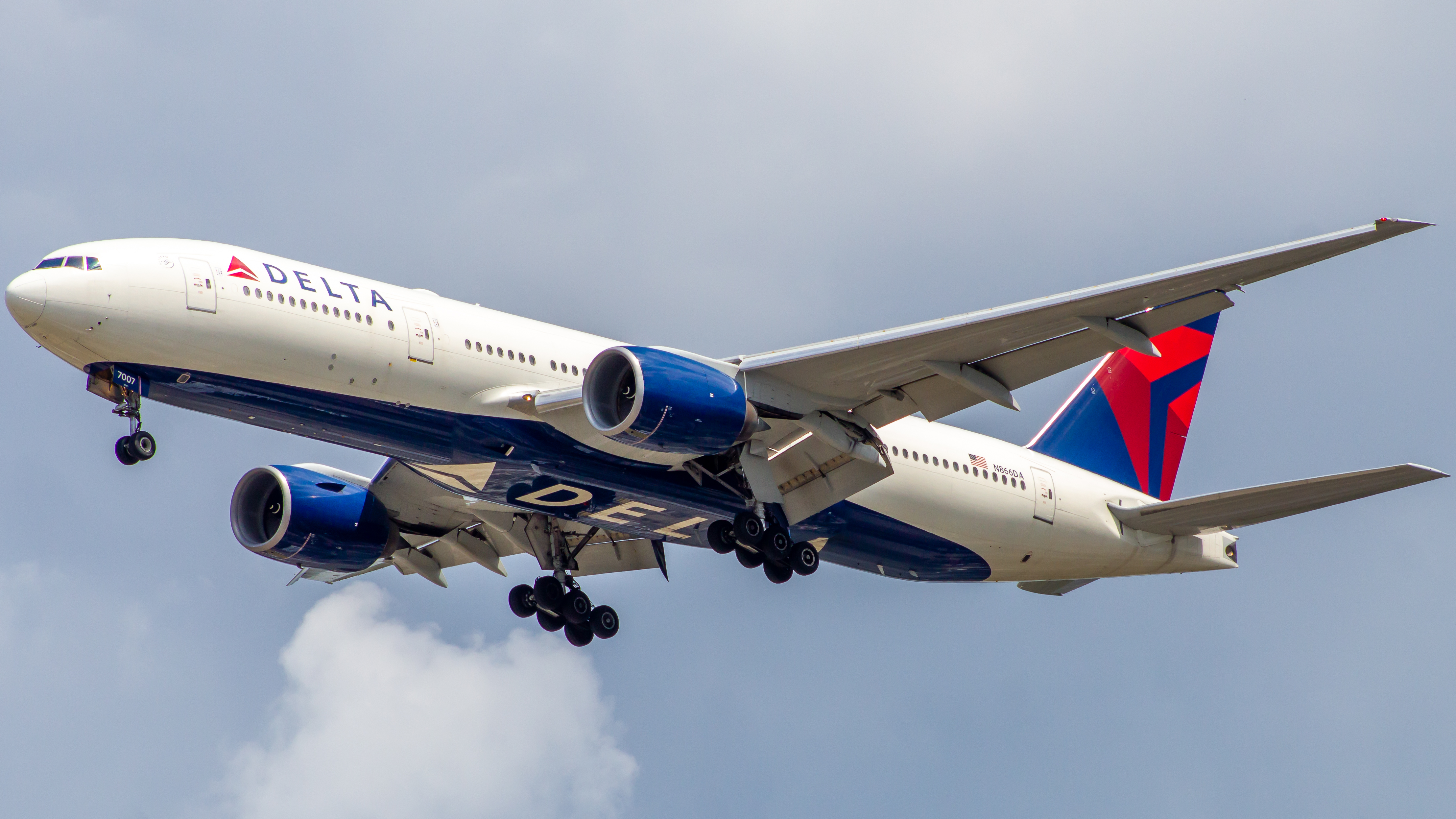 Full size: Delta Airlines Boeing 777-200ER N866DA at Chicago O'Hare International Airport