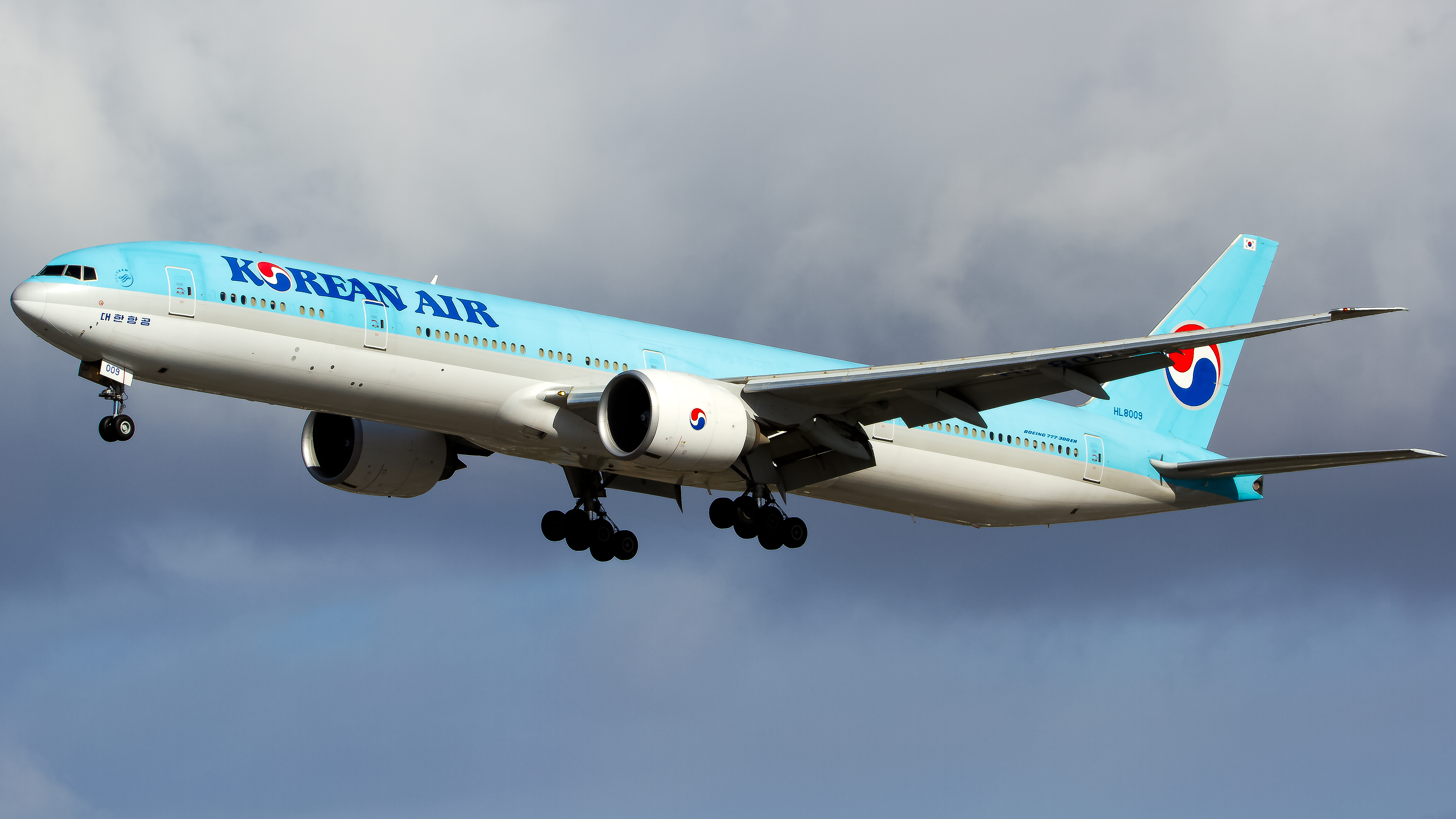 Full size: Korean Air Boeing 777-300ER HL8009 at Los Angeles International Airport