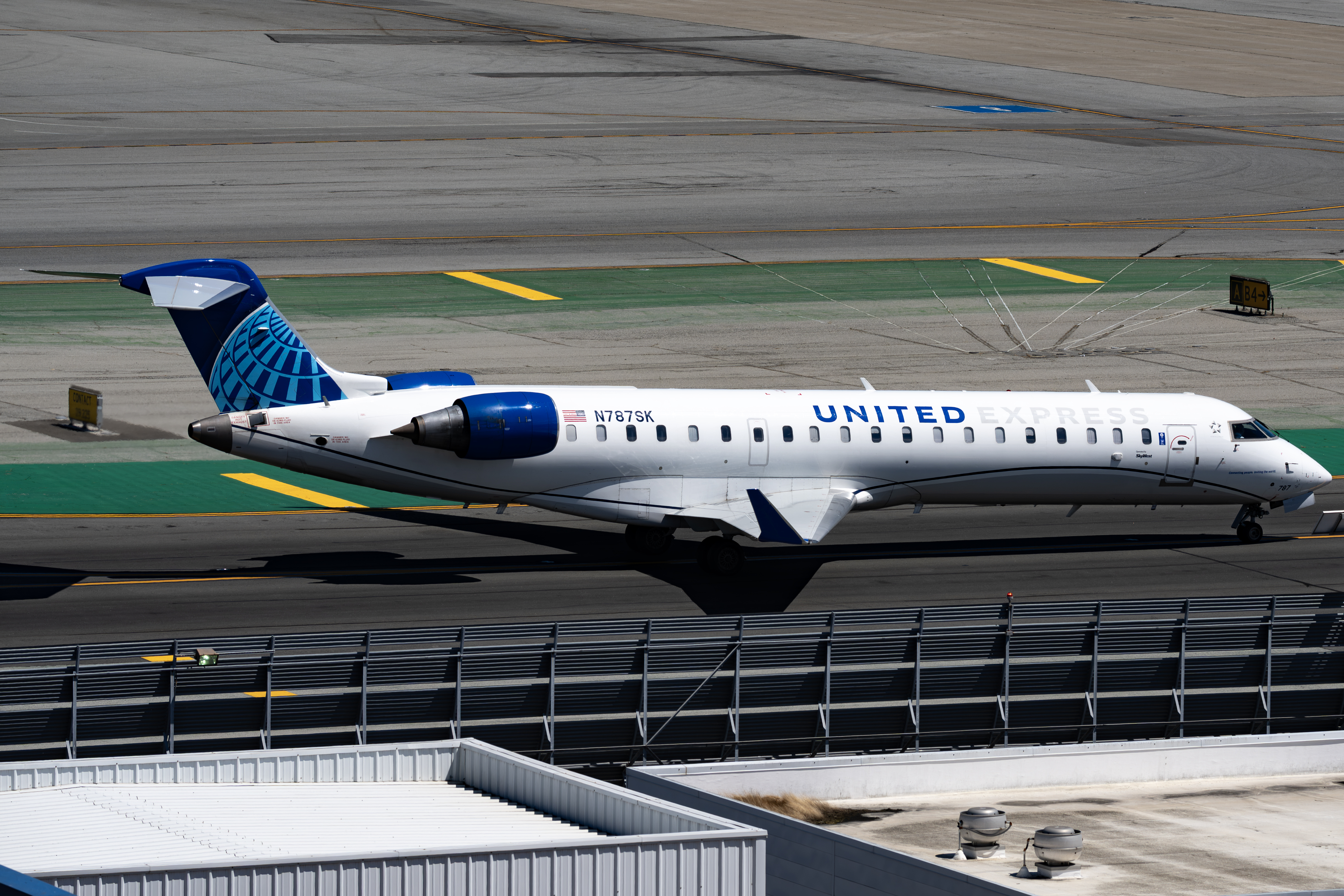 Full size: United Express Mitsubishi CRJ-700 N787SK at San Francisco International Airport