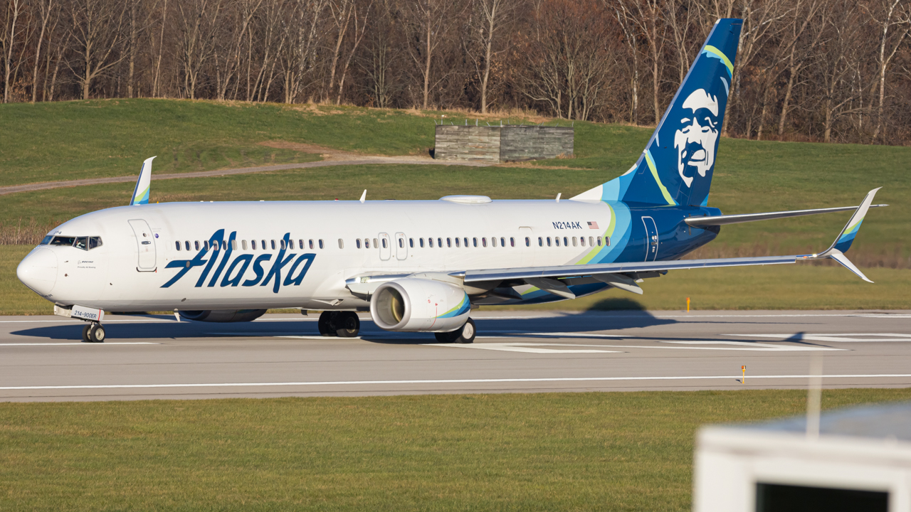 Full size: Alaska Airlines Boeing 737-900ER N214AK at John Glenn Columbus International Airport