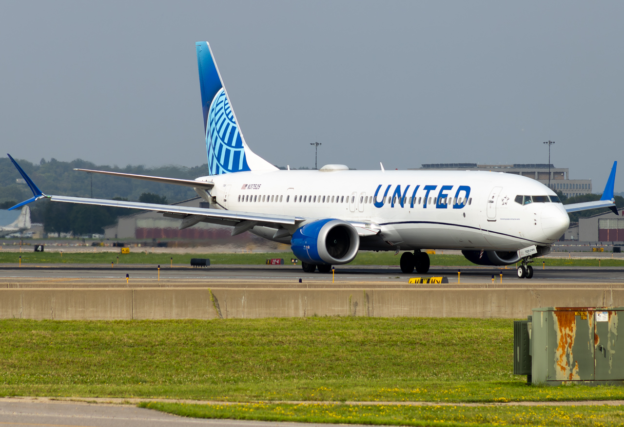 Full size: United Airlines Boeing 737 MAX 9 N37525 at Minneapolis-St Paul International/Wold-Chamberlain Airport