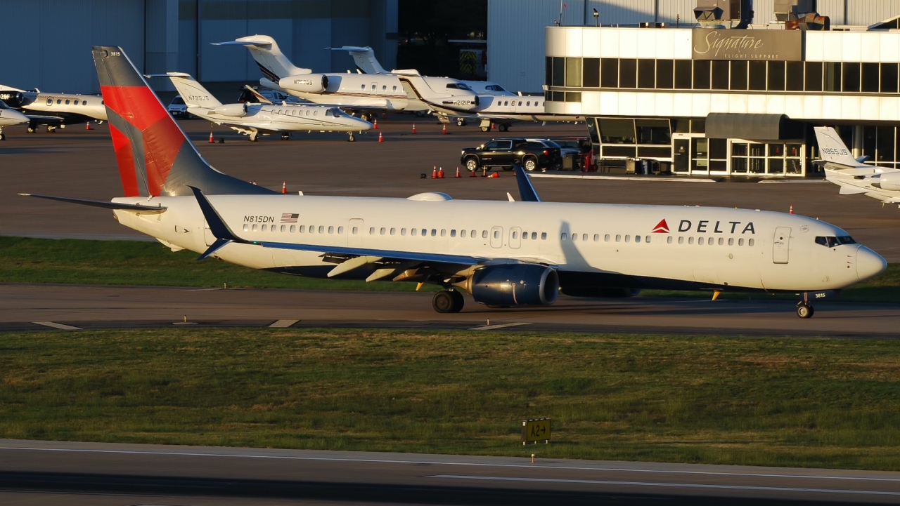 Full size: Delta Airlines Boeing 737-900ER N815DN at Dallas Love Field Airport