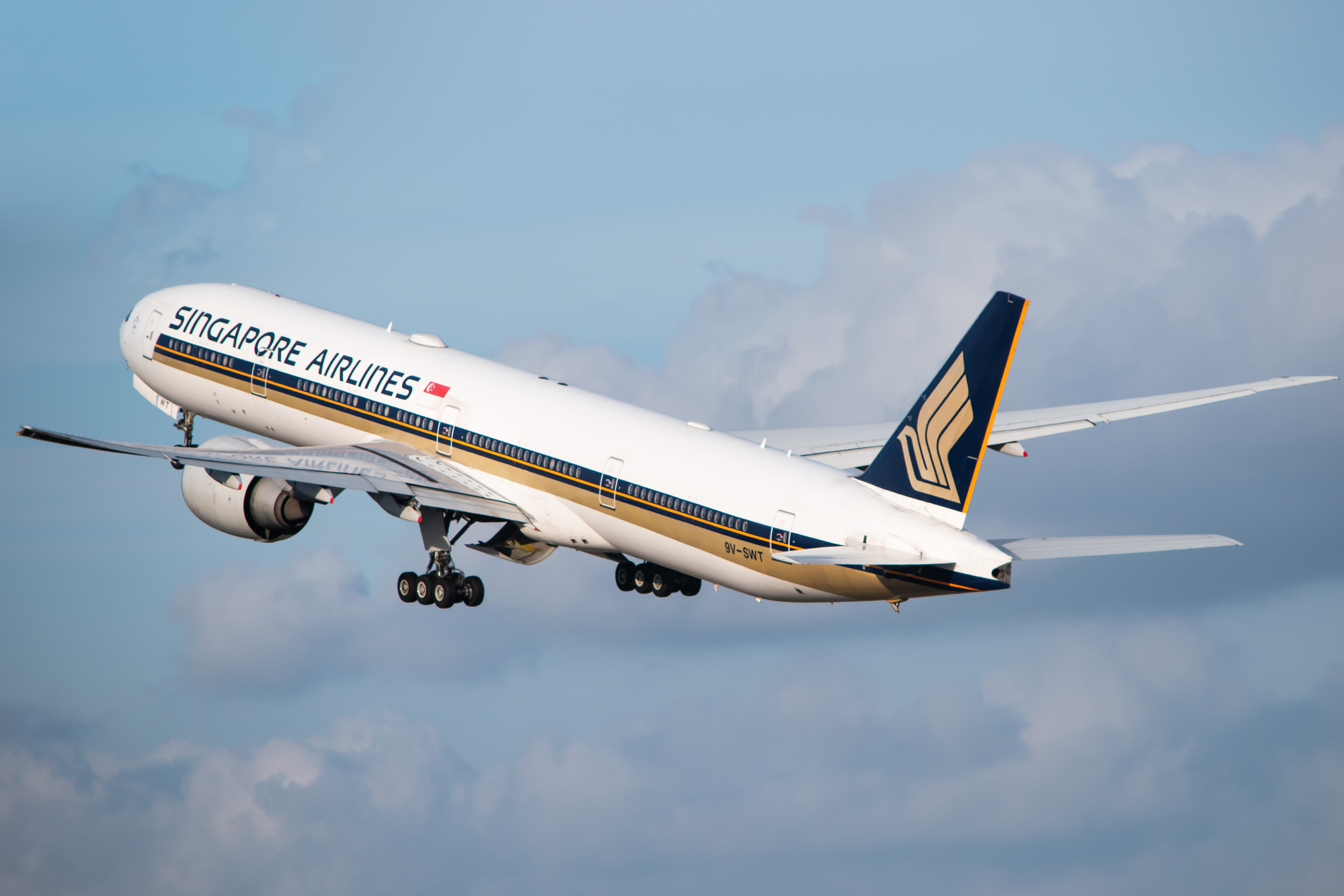 Full size: Singapore Airlines Boeing 777-300ER 9V-SWT at Singapore-Changi Airport