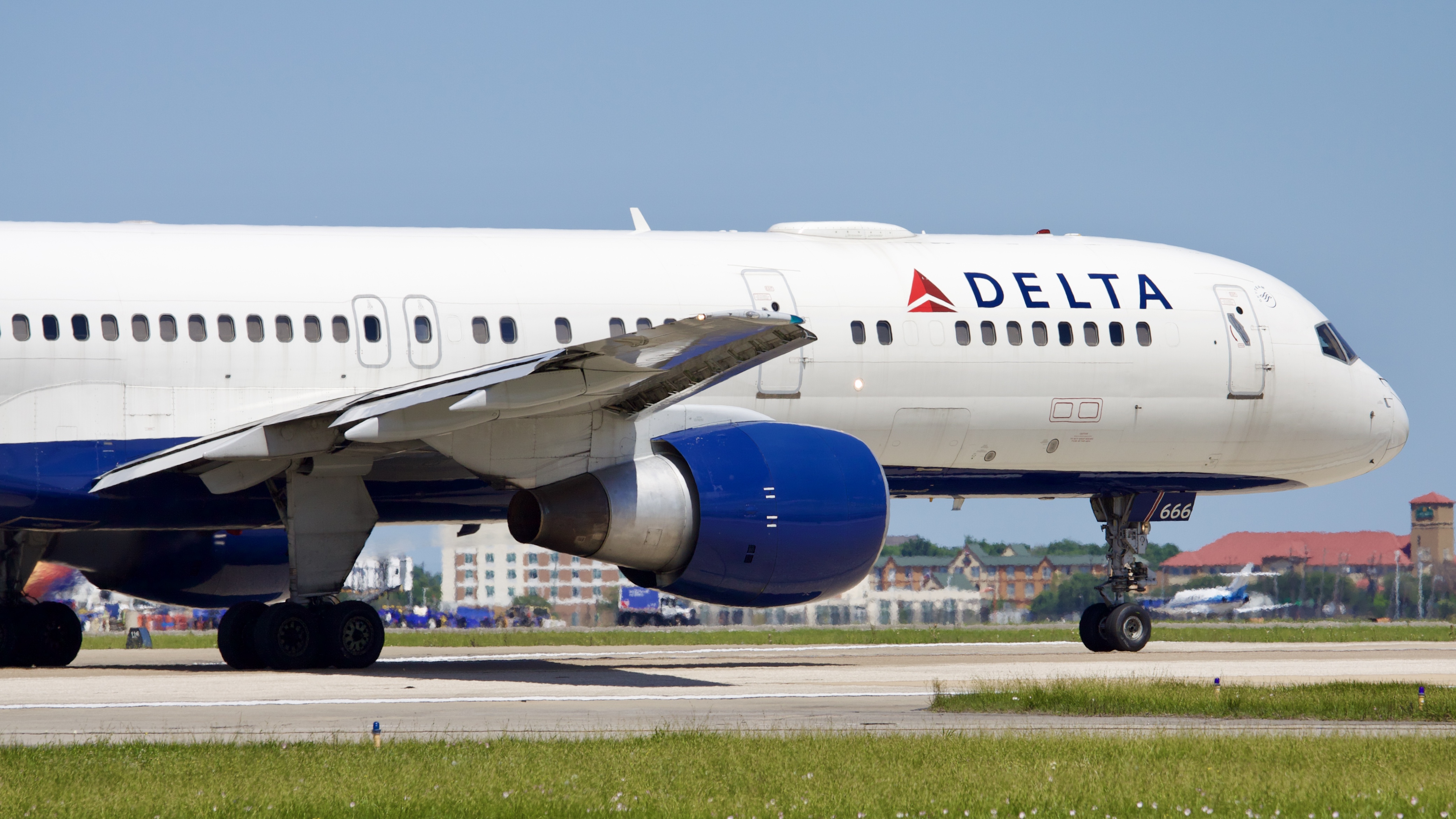 Full size: Delta Airlines Boeing 757-200 N666DN at William P Hobby Airport