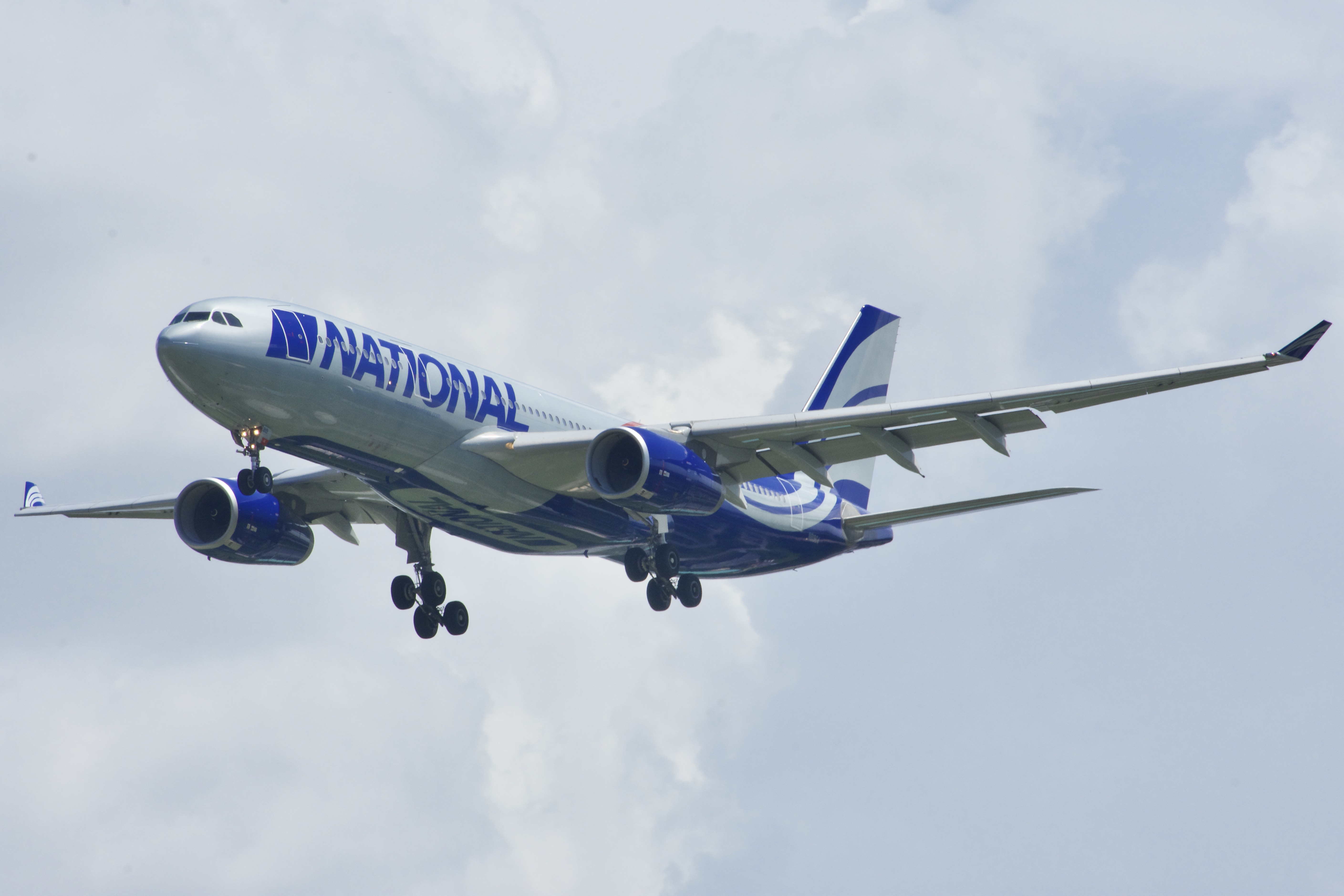 Full size: National Airlines Airbus A330-200 N819CA at Orlando International Airport