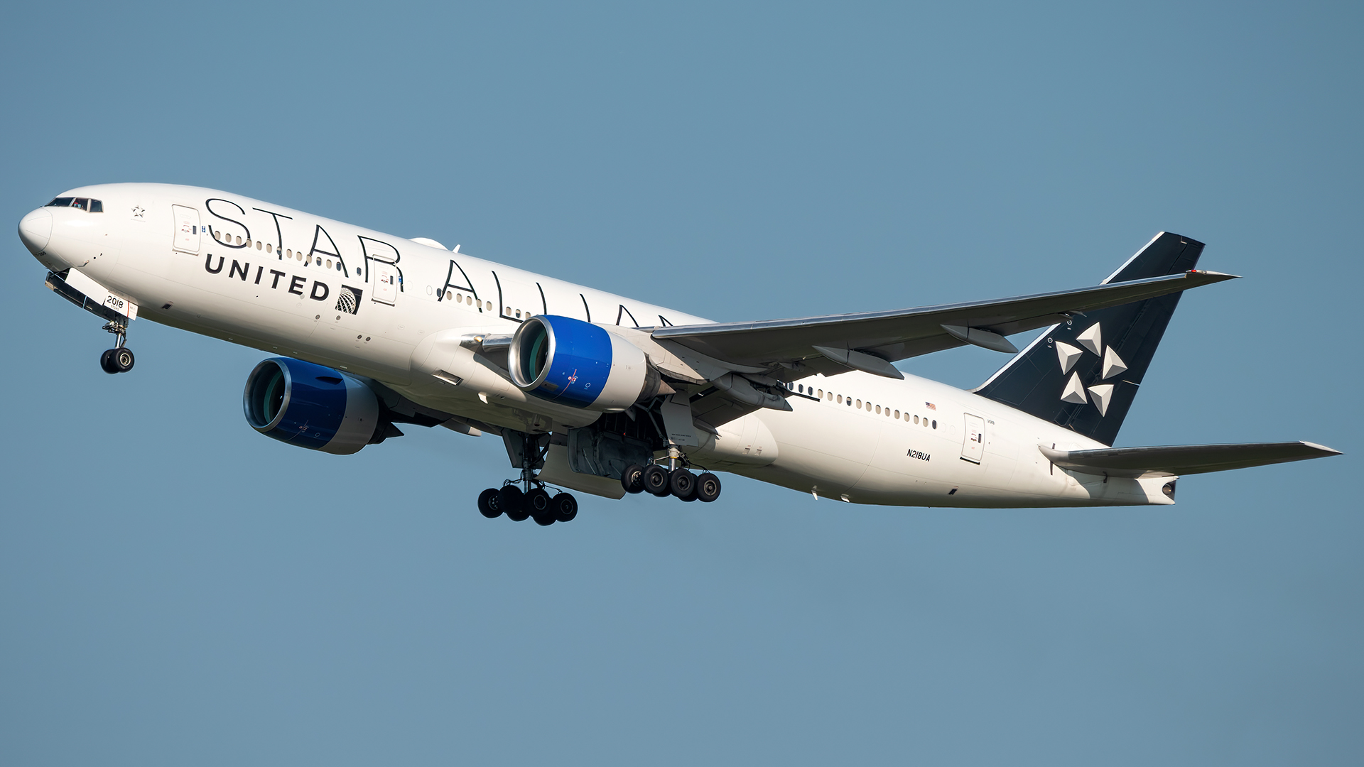 Full size: United Airlines Boeing 777-200 N218UA at Washington Dulles International Airport