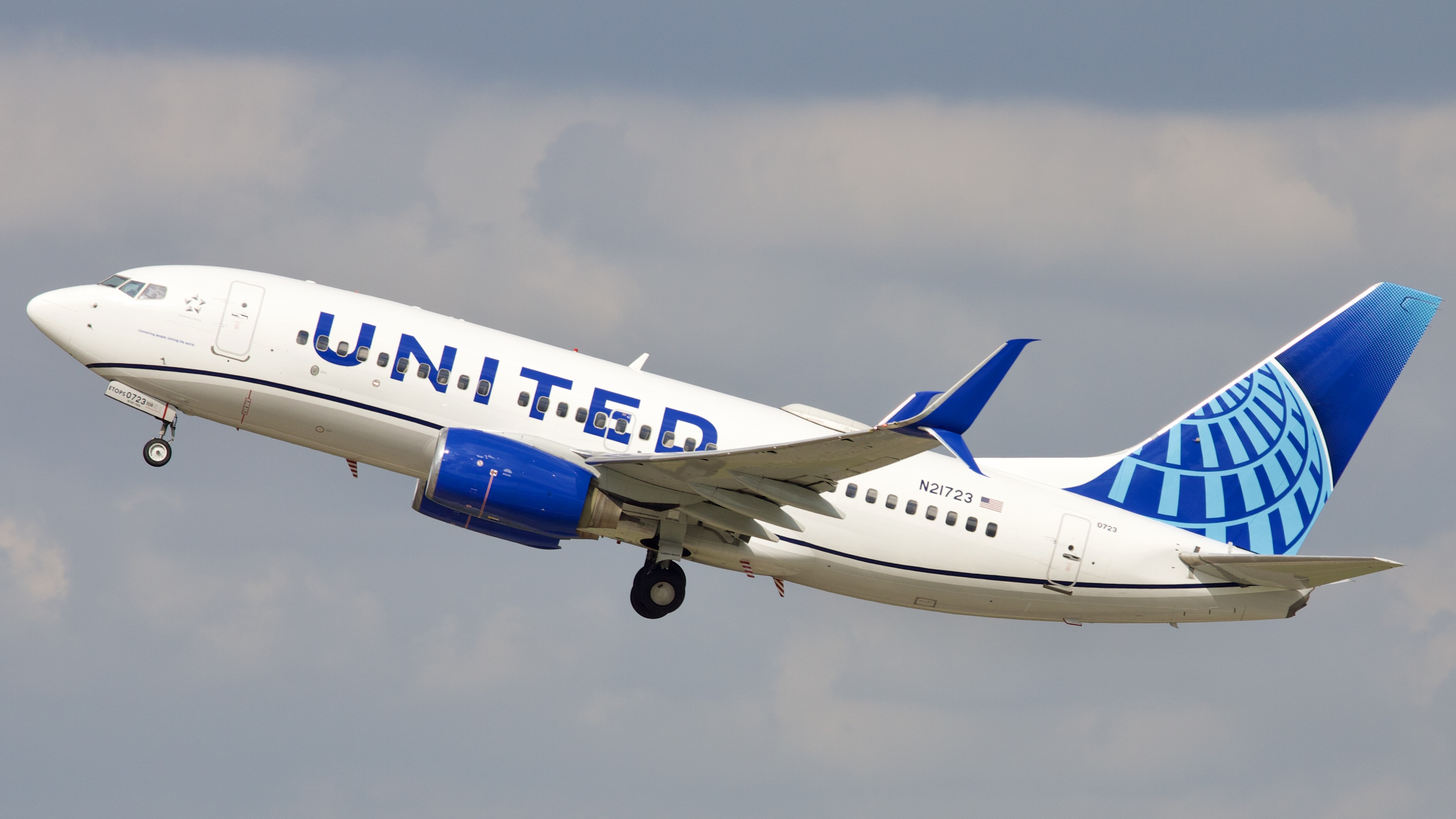Full size: United Airlines Boeing 737-700 N21723 at Houston-George Bush Intercontinental Airport