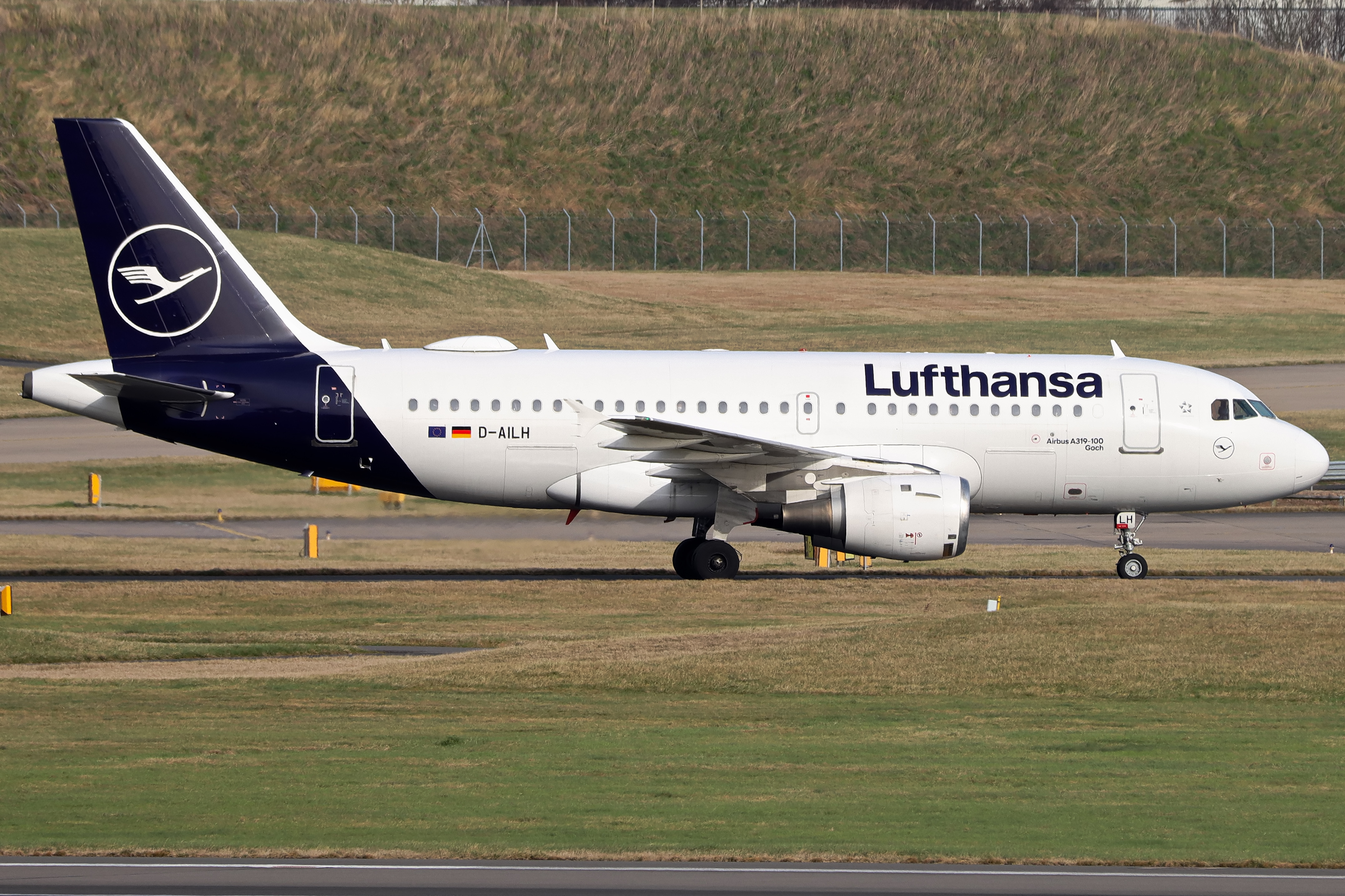 Full size: Lufthansa Airbus A319 D-AILH at Birmingham Airport