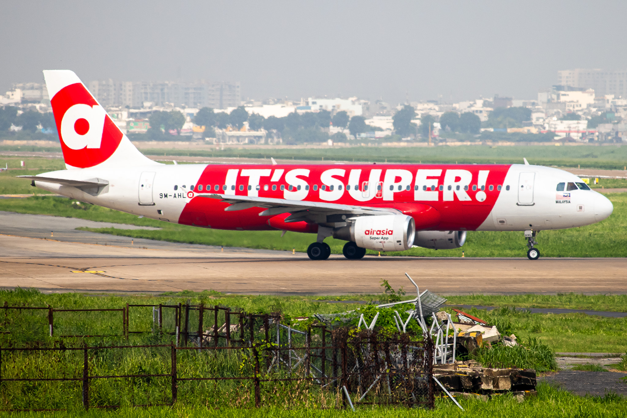 Full size: AirAsia Airbus A320 9M-AHL at Tan Son Nhat International Airport