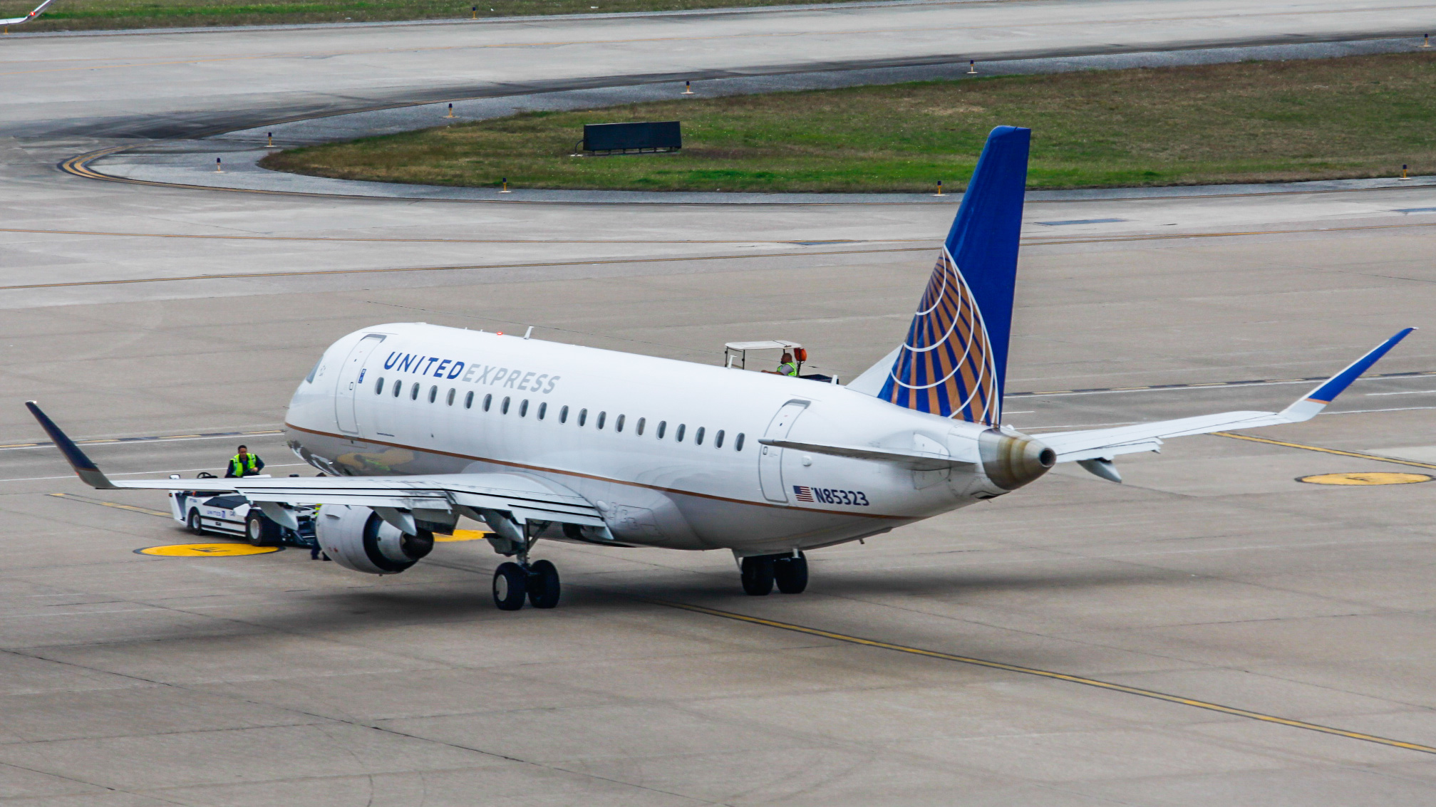 Full size: United Express Embraer E175 N85323 at Houston-George Bush Intercontinental Airport