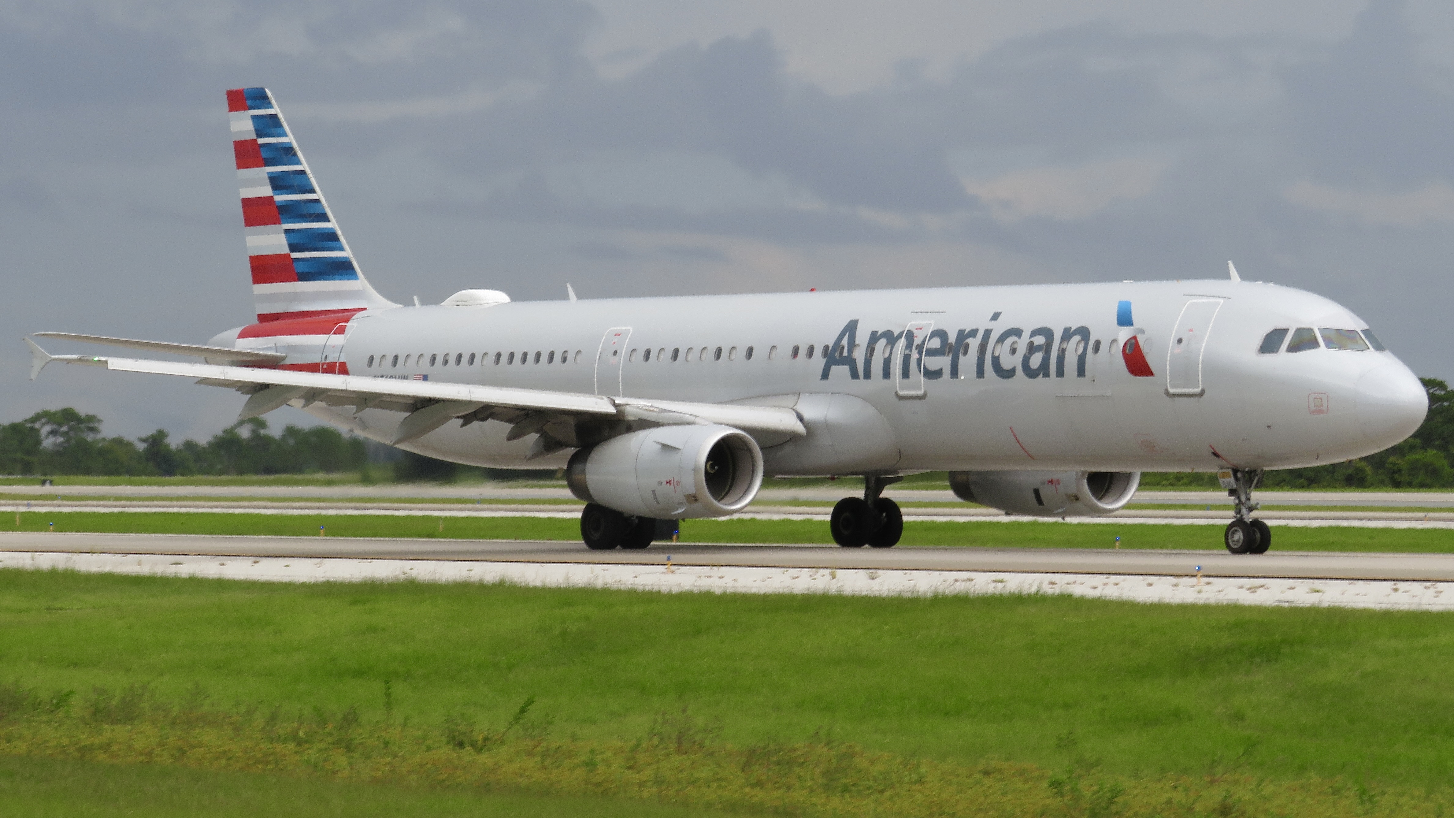 Full size: American Airlines Airbus A321-200 N510UW at Orlando International Airport