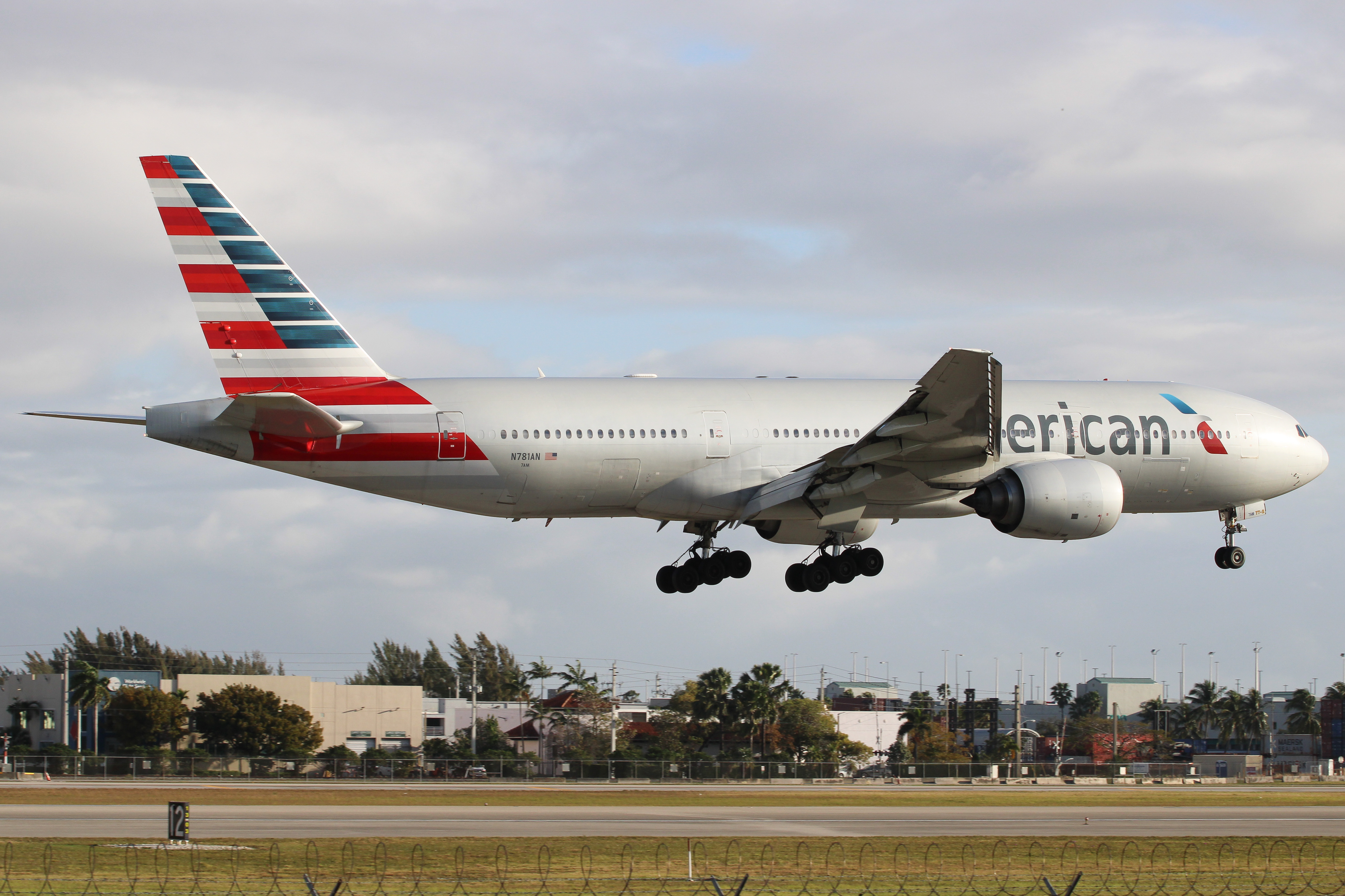Full size: American Airlines Boeing 777-200ER N781AN at Miami International Airport