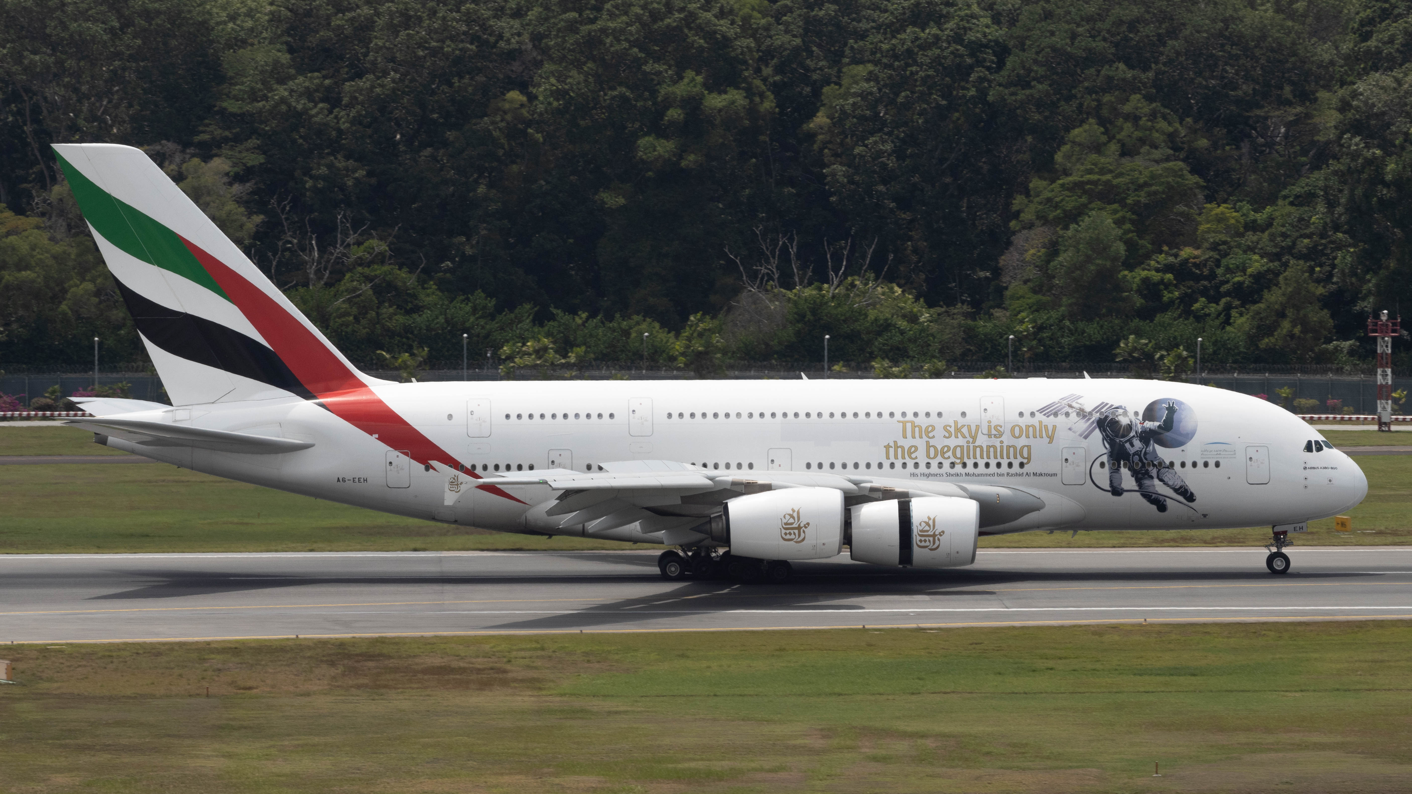 Full size: Emirates Airbus A380-800 A6-EEH at Singapore-Changi Airport