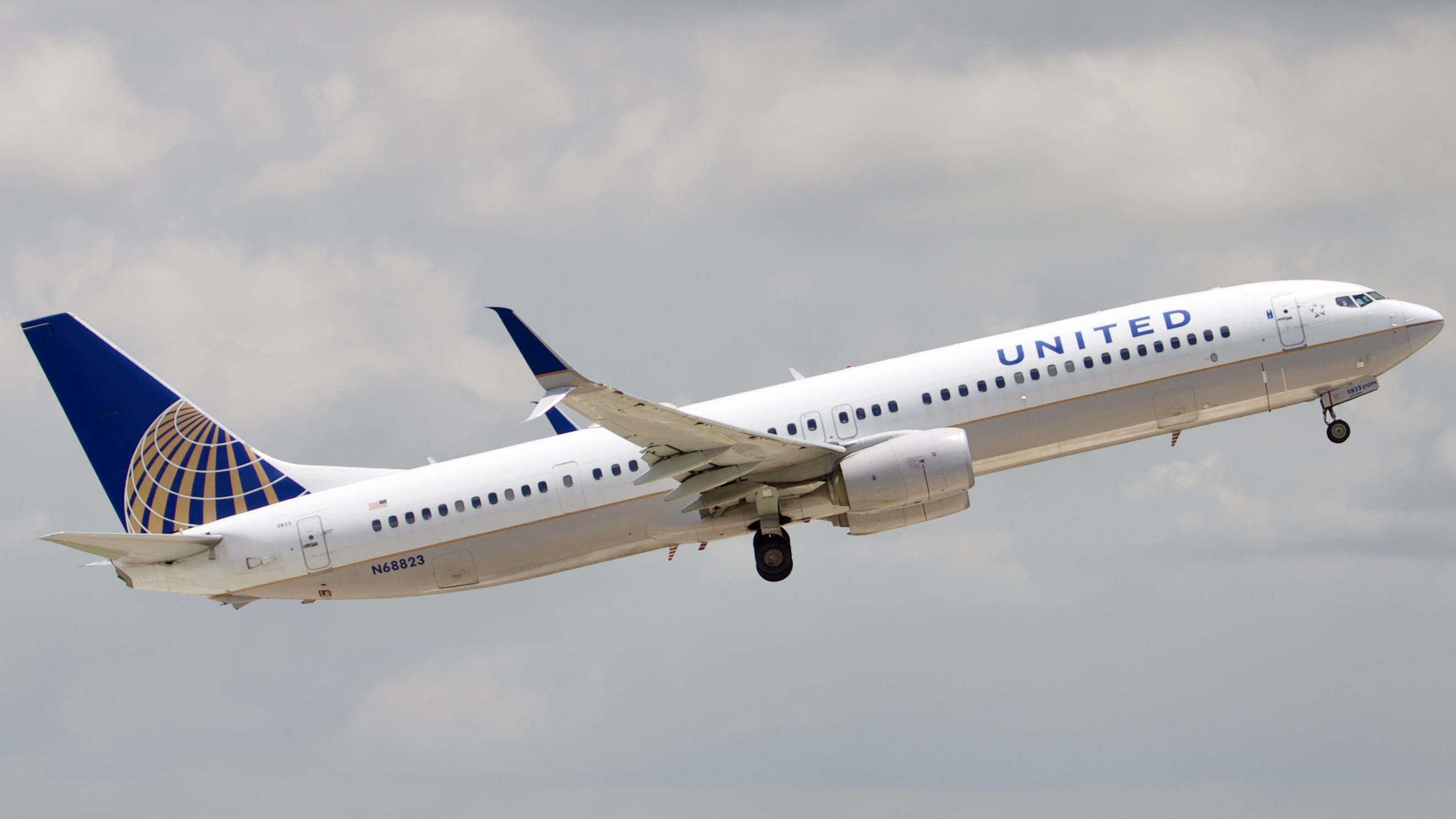 Full size: United Airlines Boeing 737-900ER N68823 at Houston-George Bush Intercontinental Airport