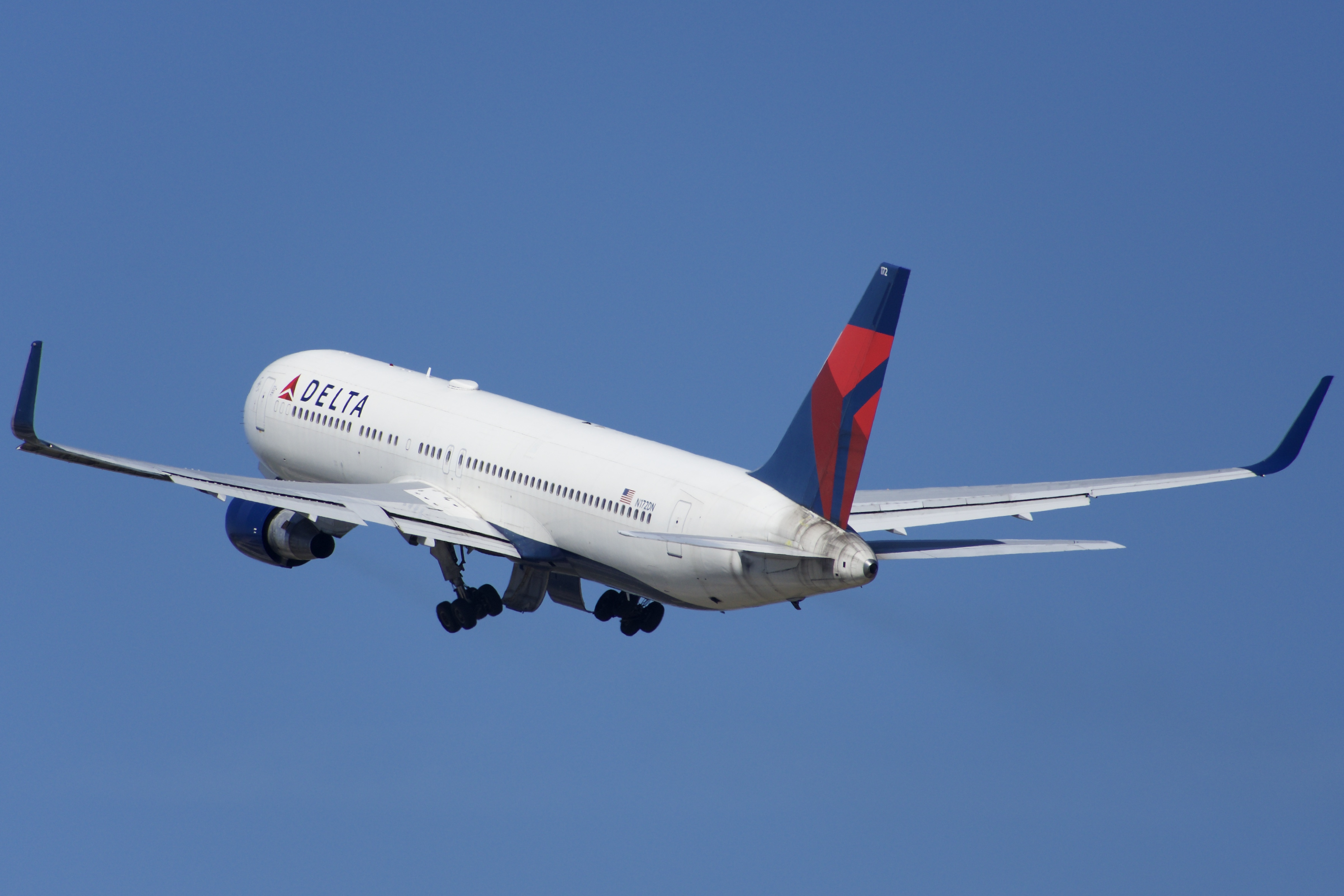 Full size: Delta Airlines Boeing 767-300ER N172DN at Orlando International Airport