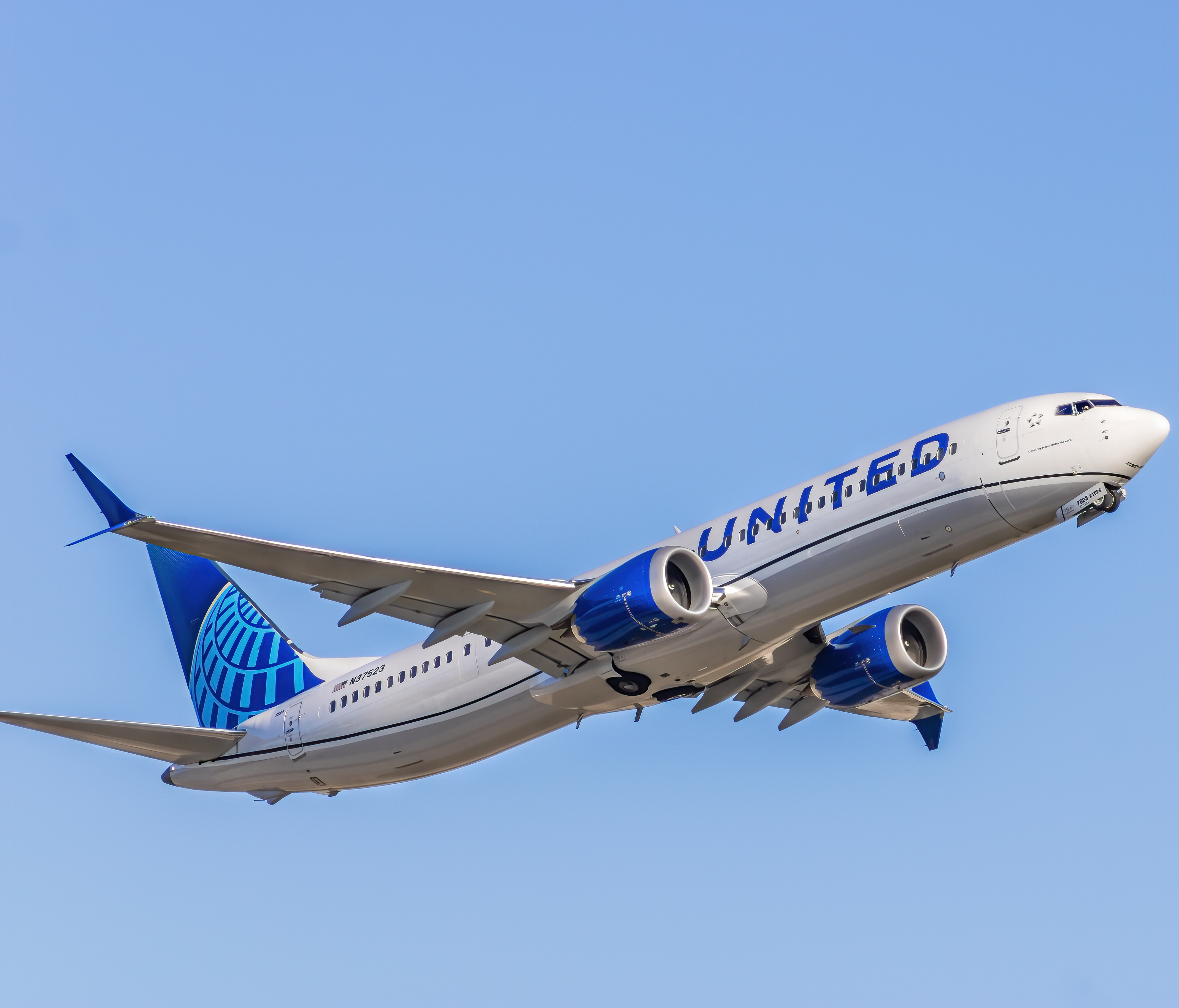 Full size: United Airlines Boeing 737 MAX 9 N37523 at Southwest Florida International Airport