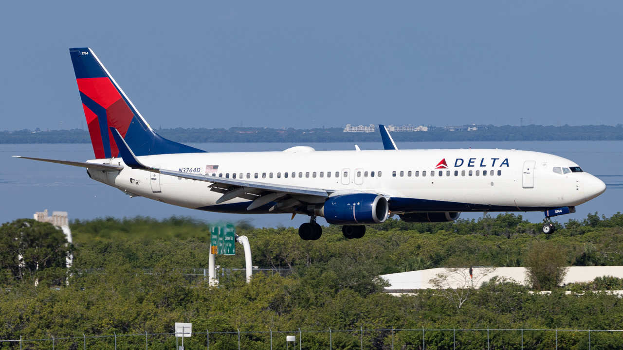 Full size: Delta Airlines Boeing 737-800 N3764D at Tampa International Airport