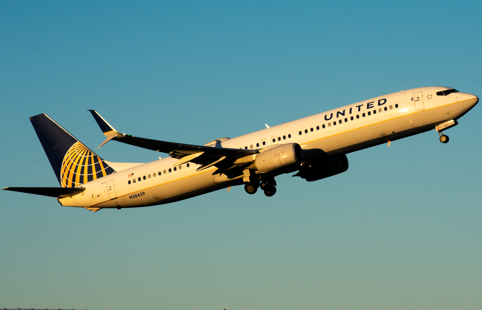 Full size: United Airlines Boeing 737-900ER N38459 at Baltimore/Washington International Thurgood Marshall Airport