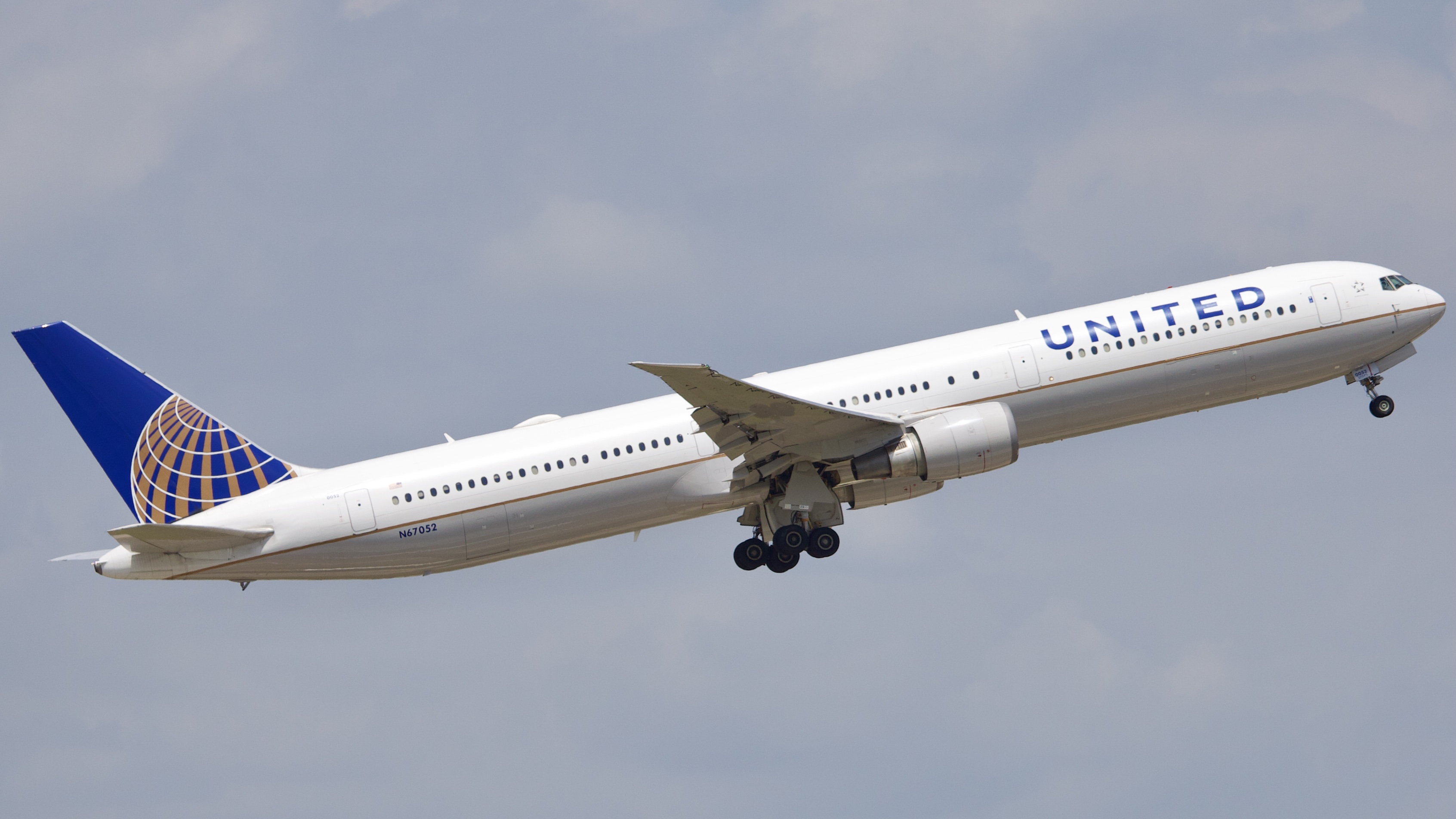 Full size: United Airlines Boeing 767-400ER N67052 at Houston-George Bush Intercontinental Airport