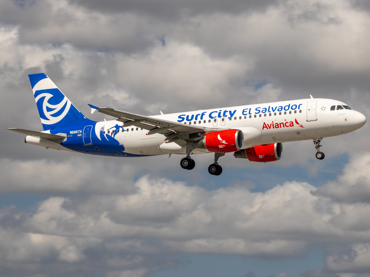 Full size: Avianca Airbus A320 N686TA at Miami International Airport