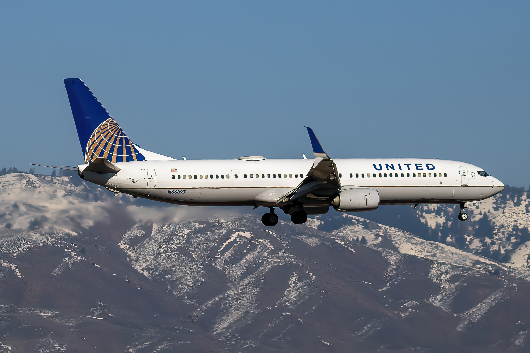 Full size: United Airlines Boeing 737-900 N66897 at Boise Air Terminal/Gowen Field