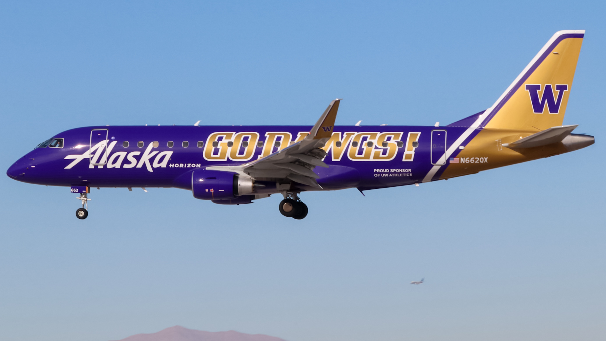 Full size: Alaska Airlines Embraer E175 N662QX at Harry Reid International Airport