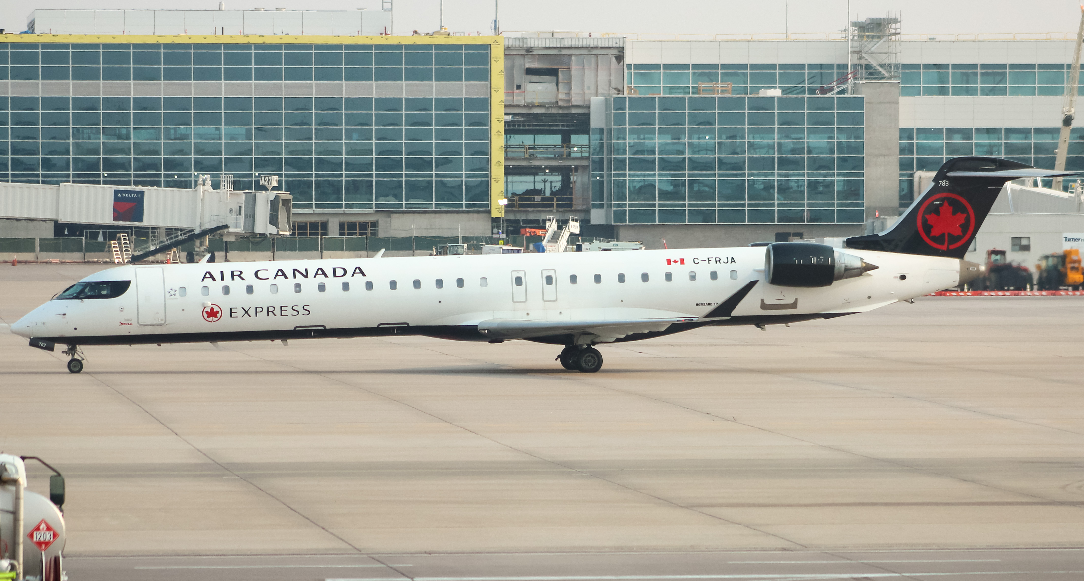 Full size: Air Canada Express Mitsubishi CRJ-900 C-FRJA at Denver International Airport