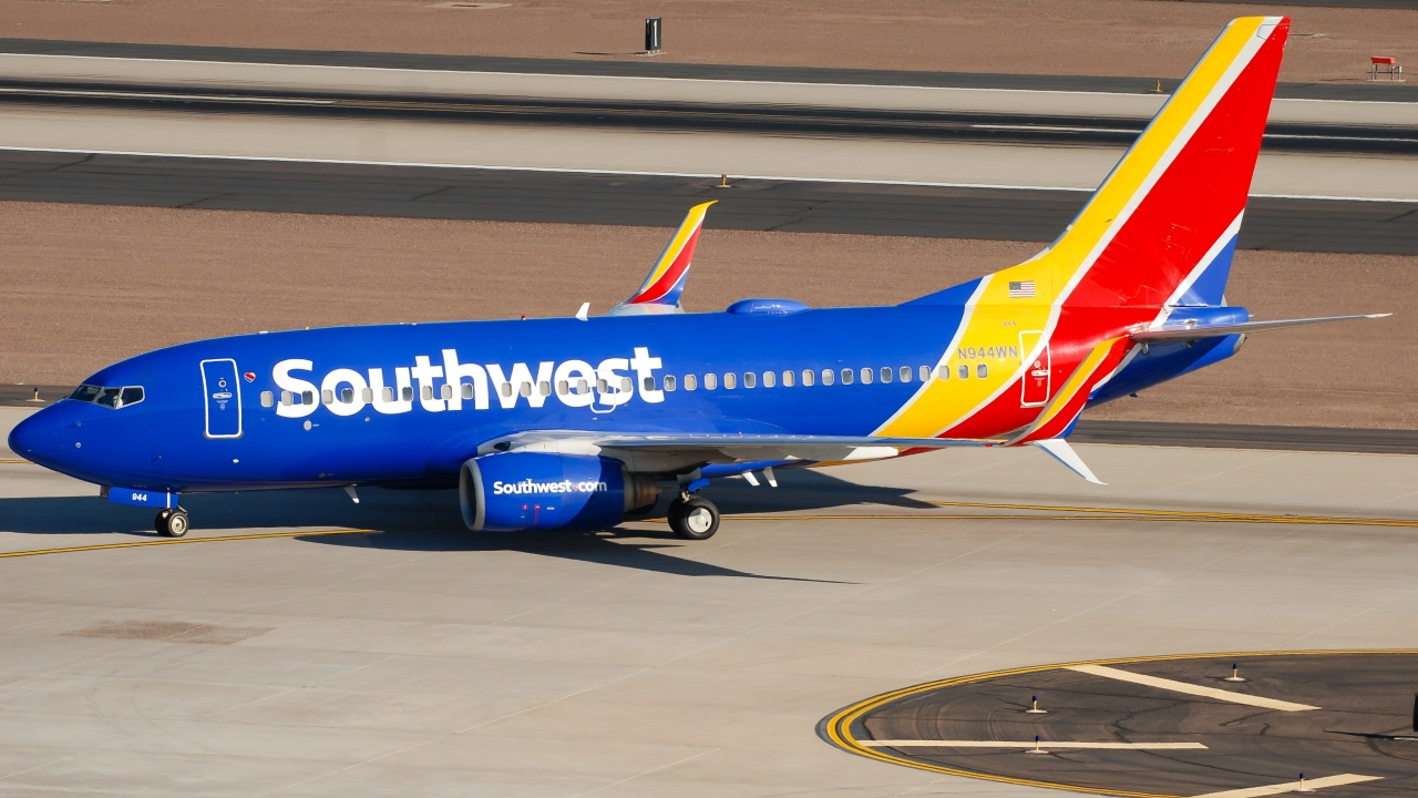 Full size: Southwest Airlines Boeing 737-700 N944WN at Phoenix Sky Harbor International Airport