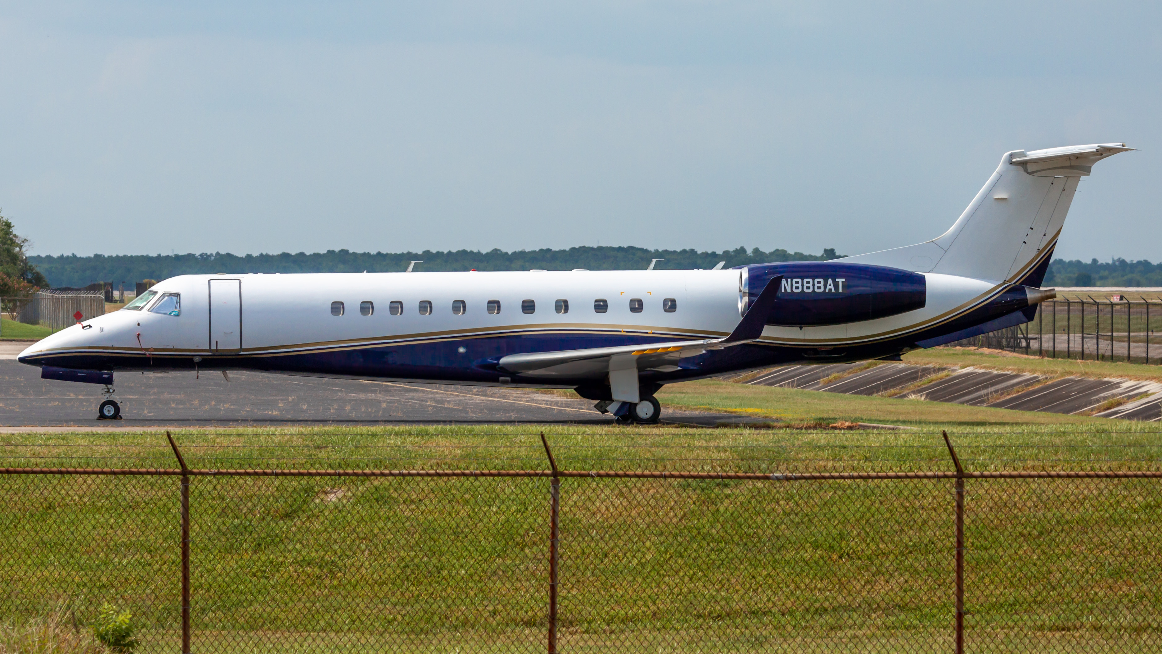 Full size: PRIVATE Embraer Legacy 600 N888AT at Houston-George Bush Intercontinental Airport