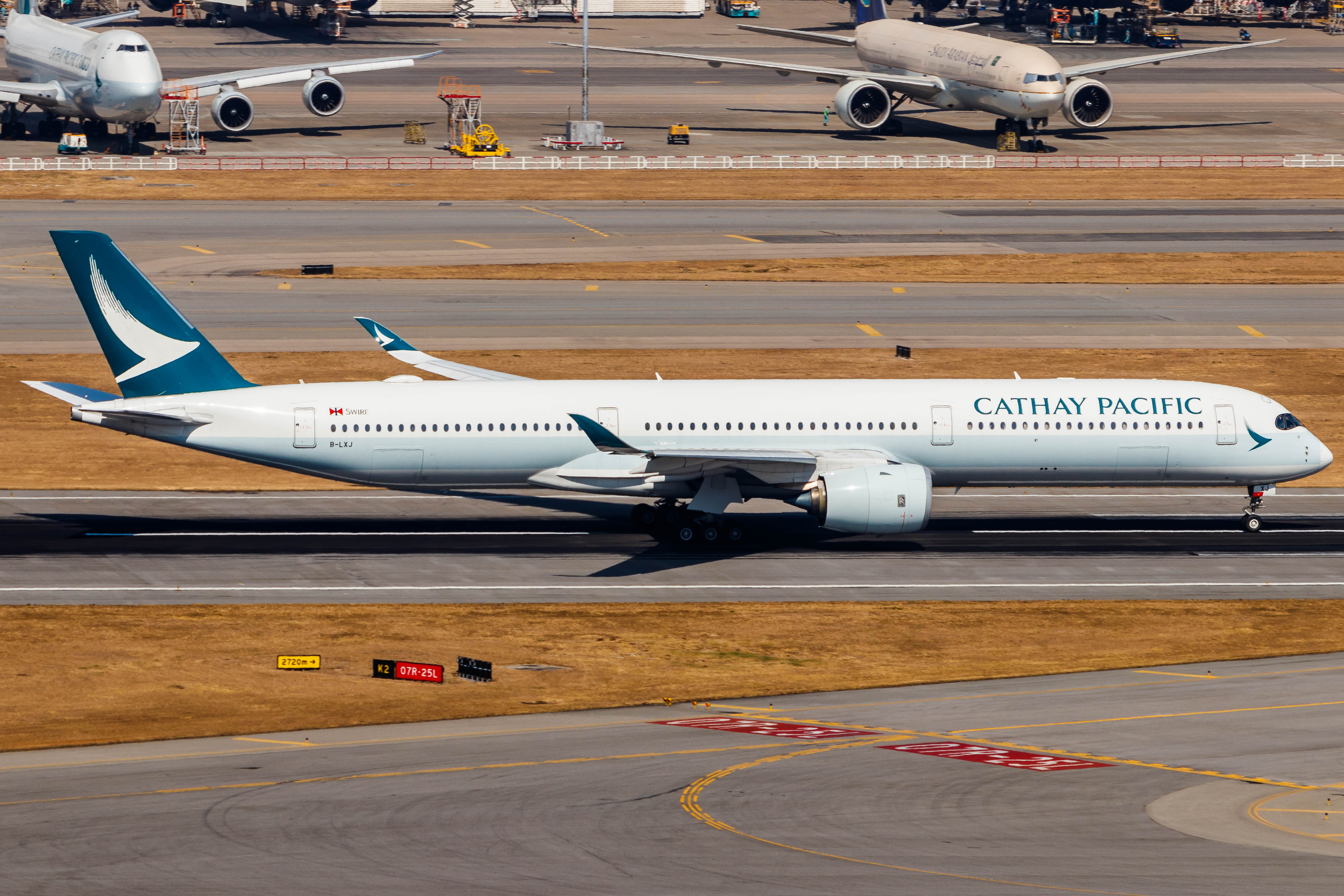 Full size: Cathay Pacific Airbus A350-1000 B-LXJ at Hong Kong International Airport